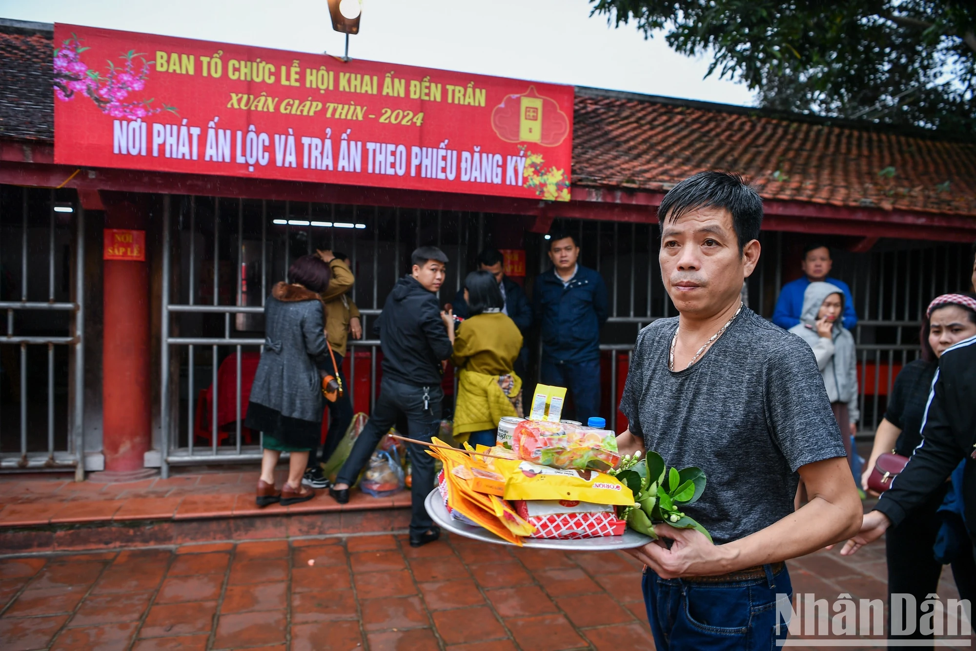 [Ảnh] Du khách đội mưa tới đền Trần Nam Định trước giờ khai ấn ảnh 12