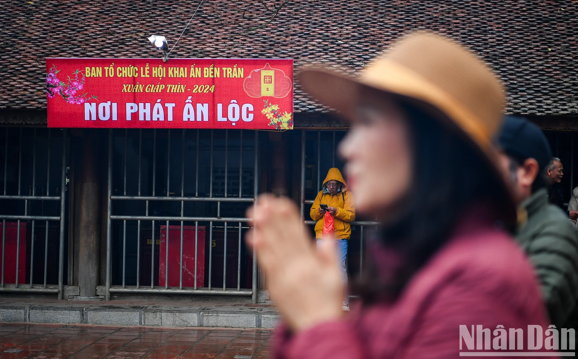 [Ảnh] Du khách đội mưa tới đền Trần Nam Định trước giờ khai ấn ảnh 14
