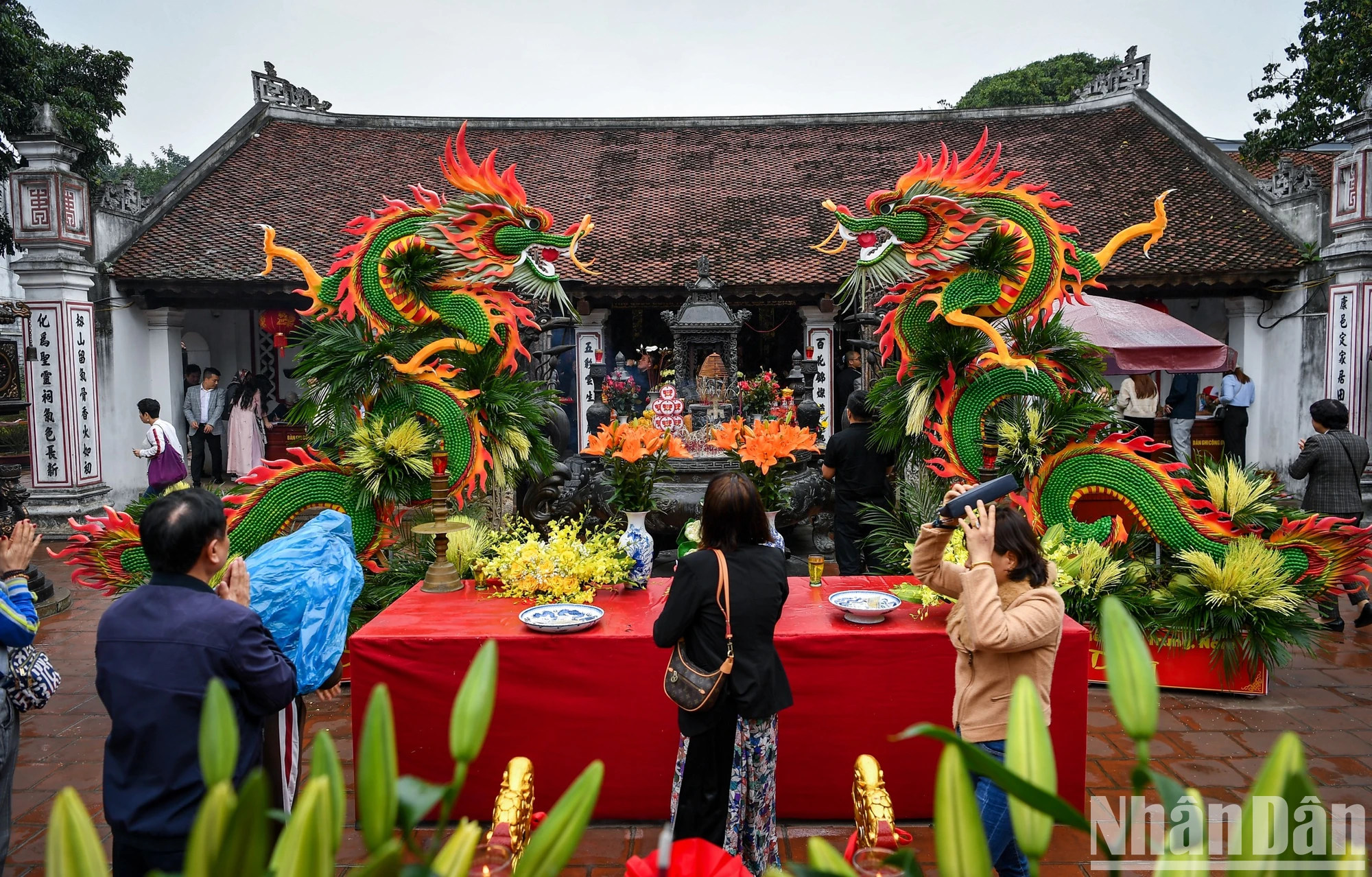 [Ảnh] Du khách đội mưa tới đền Trần Nam Định trước giờ khai ấn ảnh 15