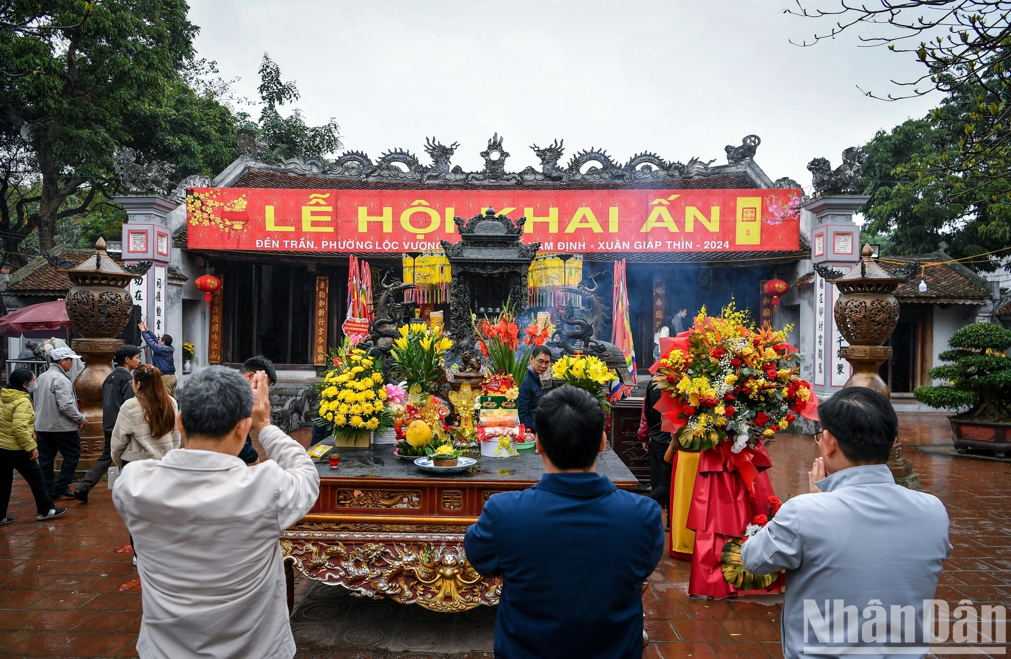 [Ảnh] Du khách đội mưa tới đền Trần Nam Định trước giờ khai ấn ảnh 17