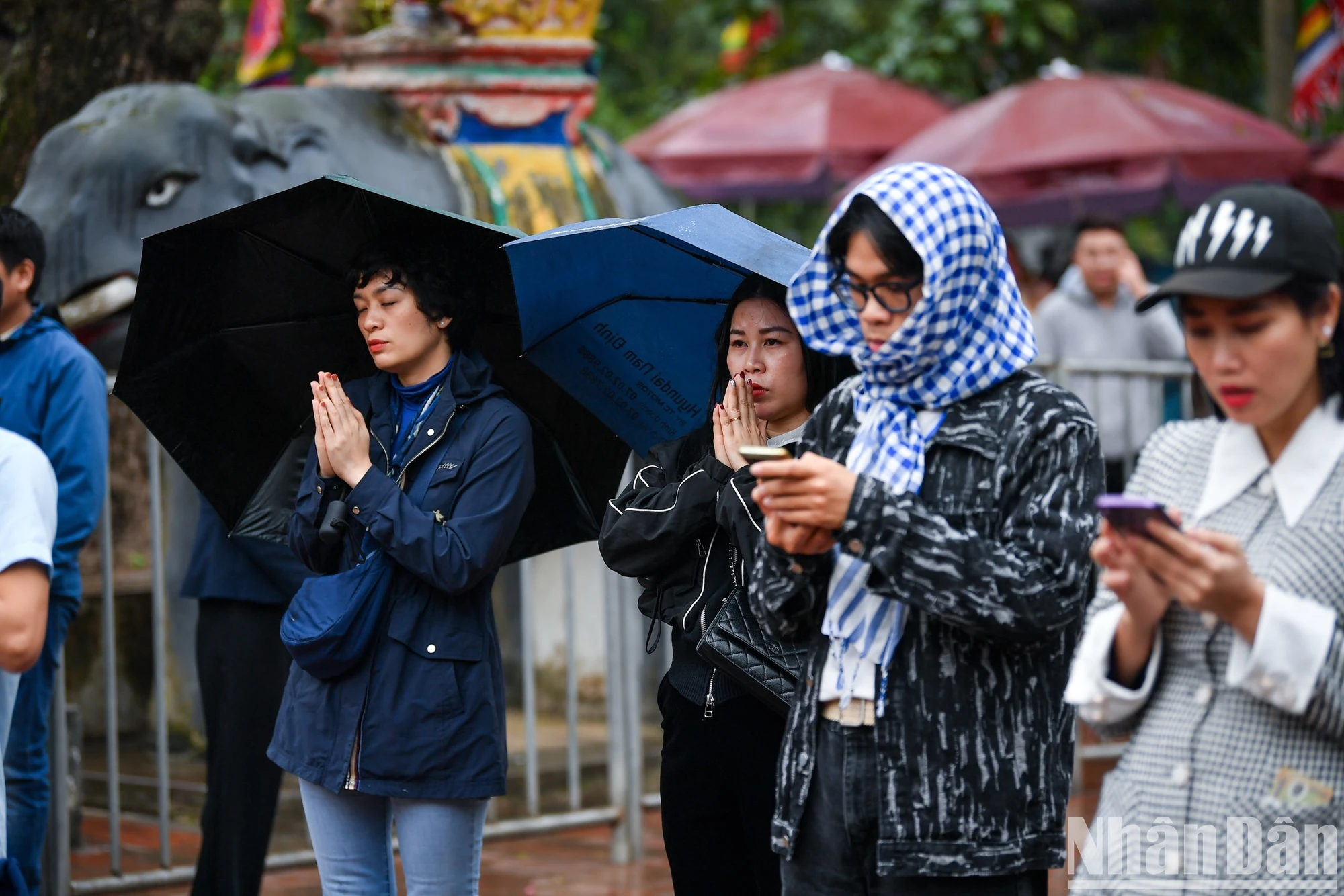 [Ảnh] Du khách đội mưa tới đền Trần Nam Định trước giờ khai ấn ảnh 6