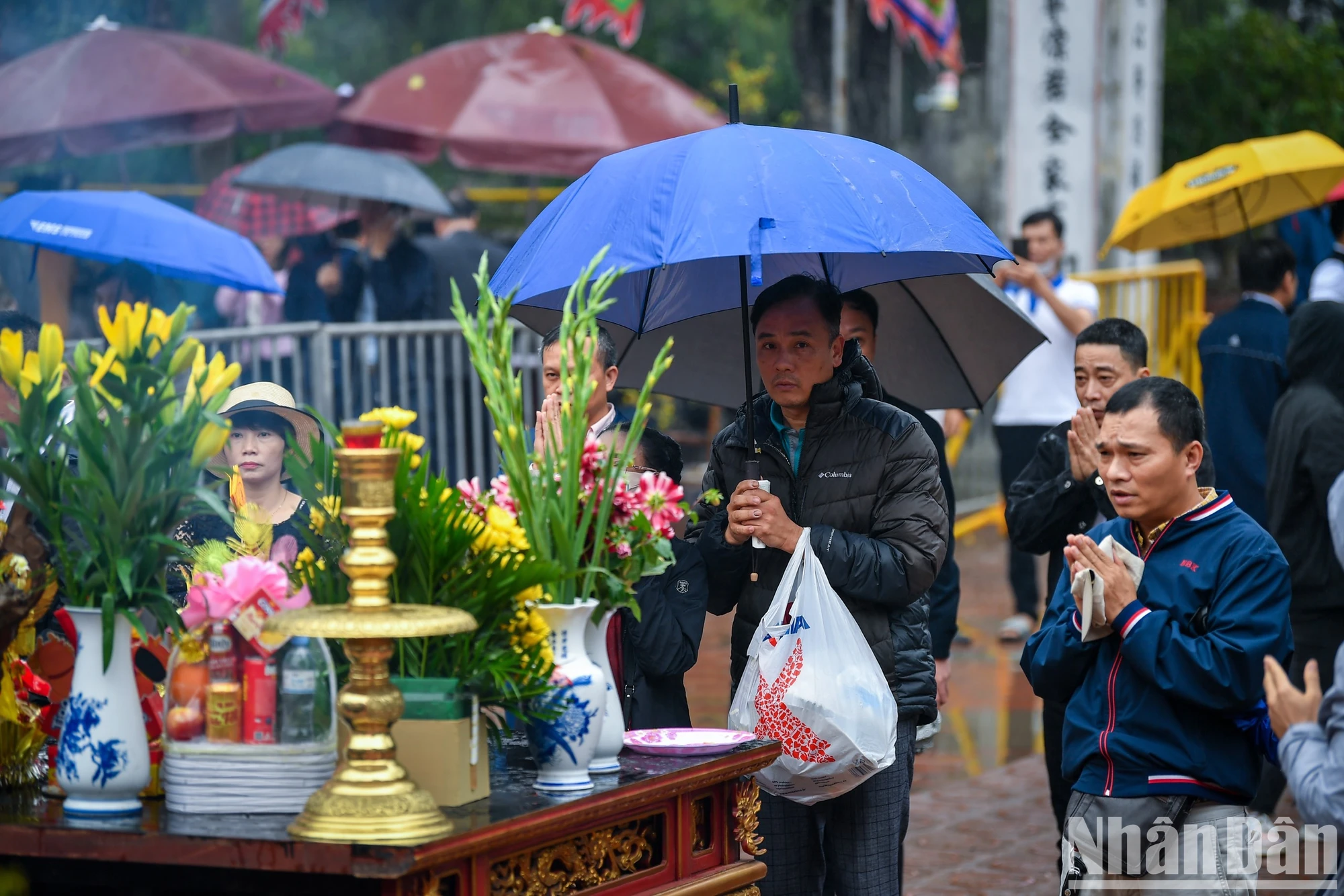 [Ảnh] Du khách đội mưa tới đền Trần Nam Định trước giờ khai ấn ảnh 5
