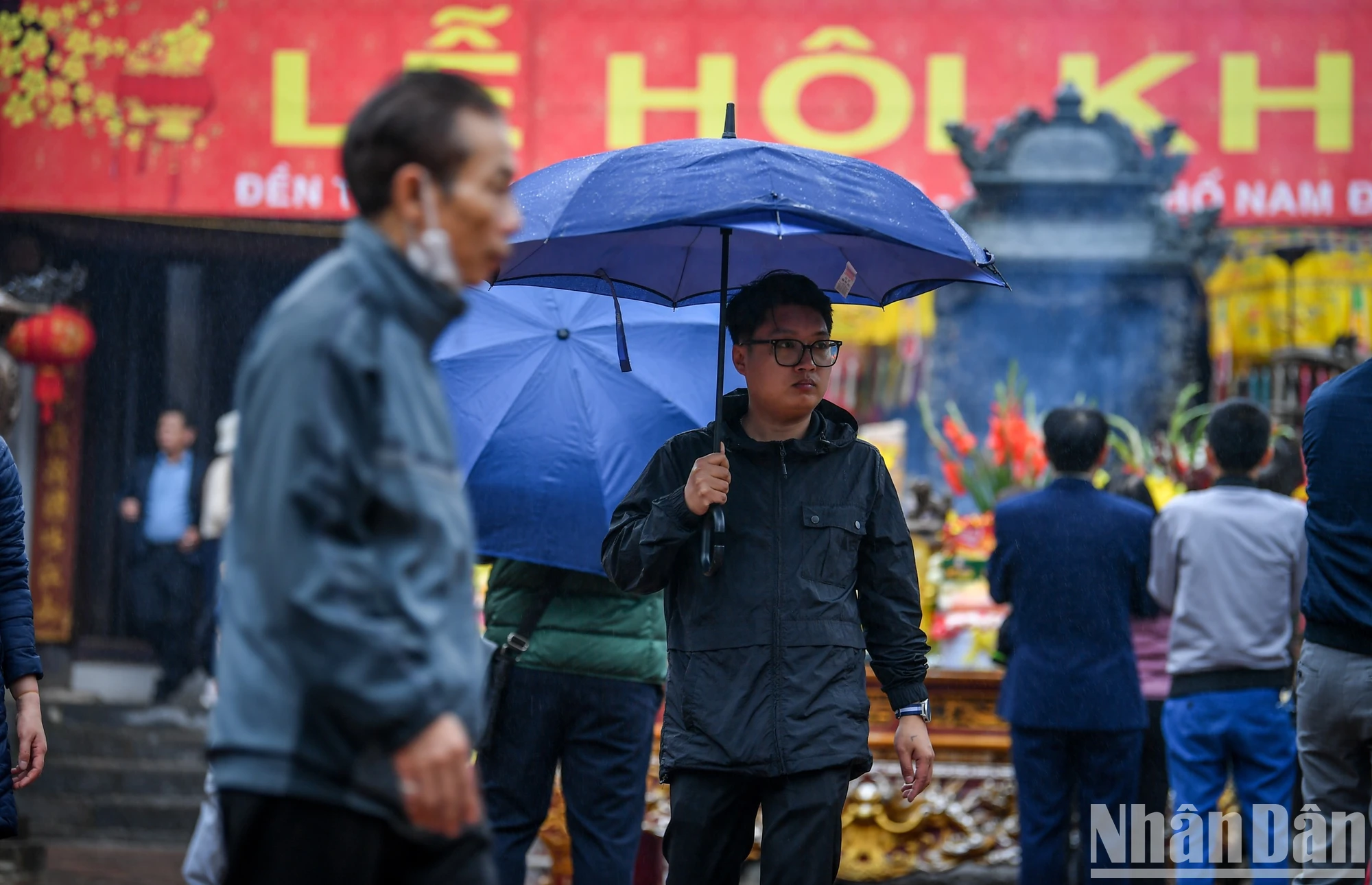 [Ảnh] Du khách đội mưa tới đền Trần Nam Định trước giờ khai ấn ảnh 18