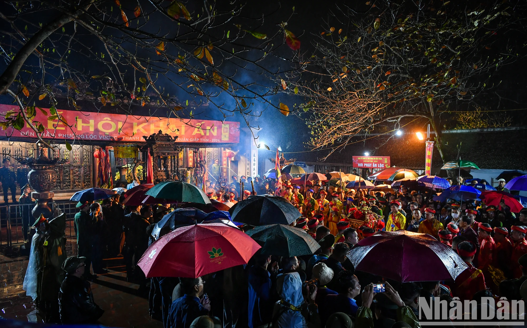 [Ảnh] Hàng nghìn du khách đội mưa, trắng đêm dự lễ khai ấn đền Trần ảnh 4