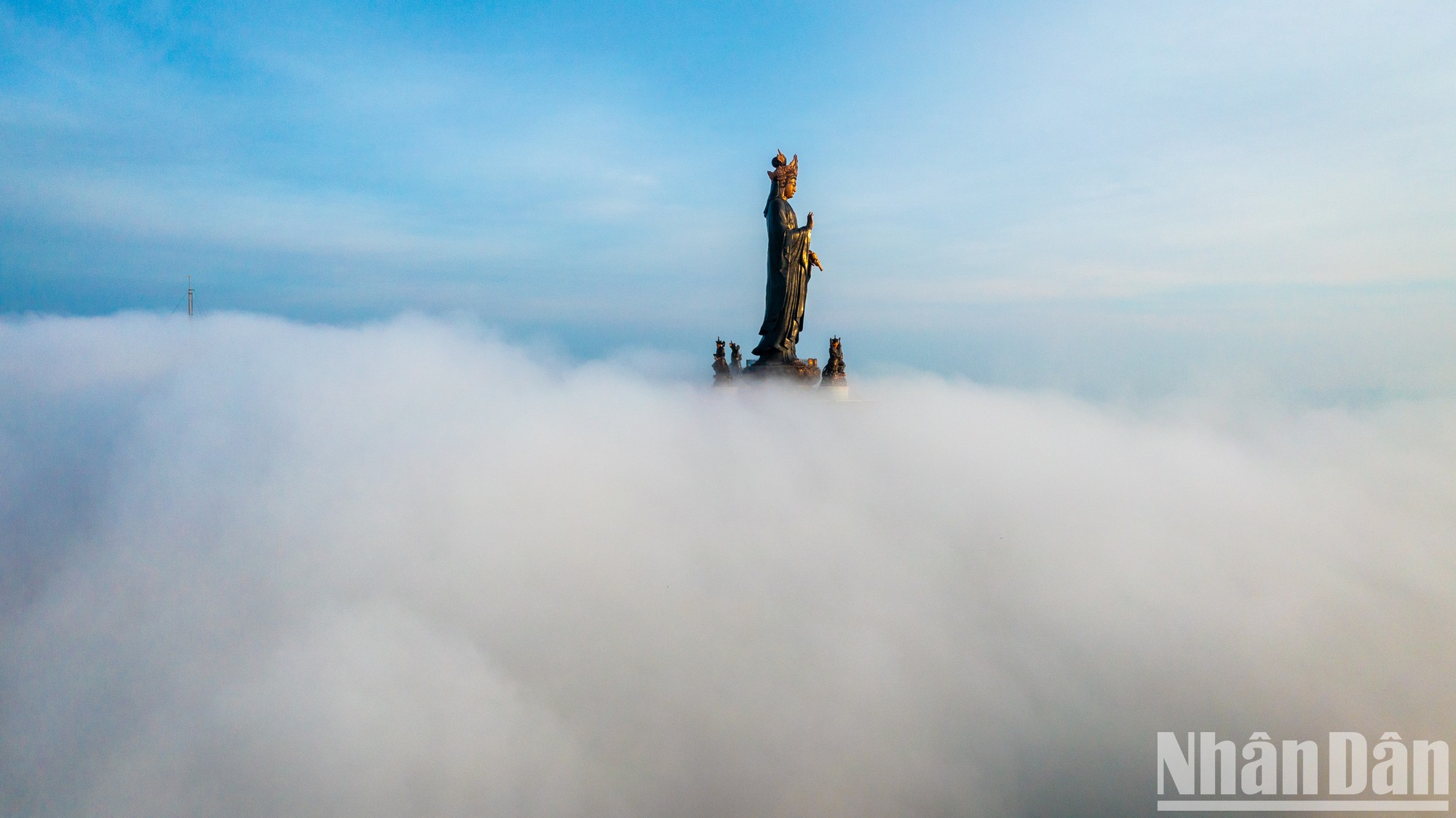 [Ảnh] Chiêm ngưỡng biển mây huyền ảo trên đỉnh núi Bà Đen Tây Ninh ảnh 2