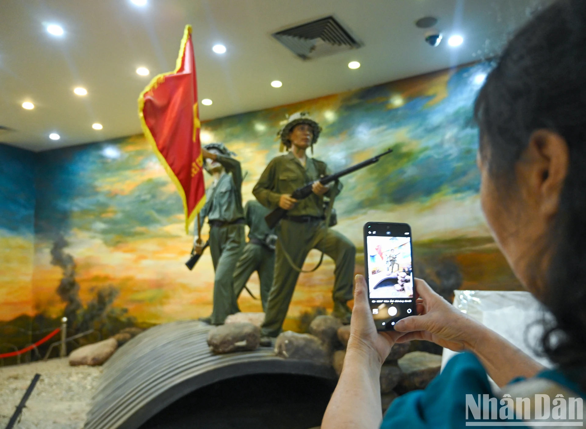 [Ảnh] Du khách nườm nượp đổ về Điện Biên dịp kỷ niệm 70 năm Chiến thắng Điện Biên Phủ ảnh 18