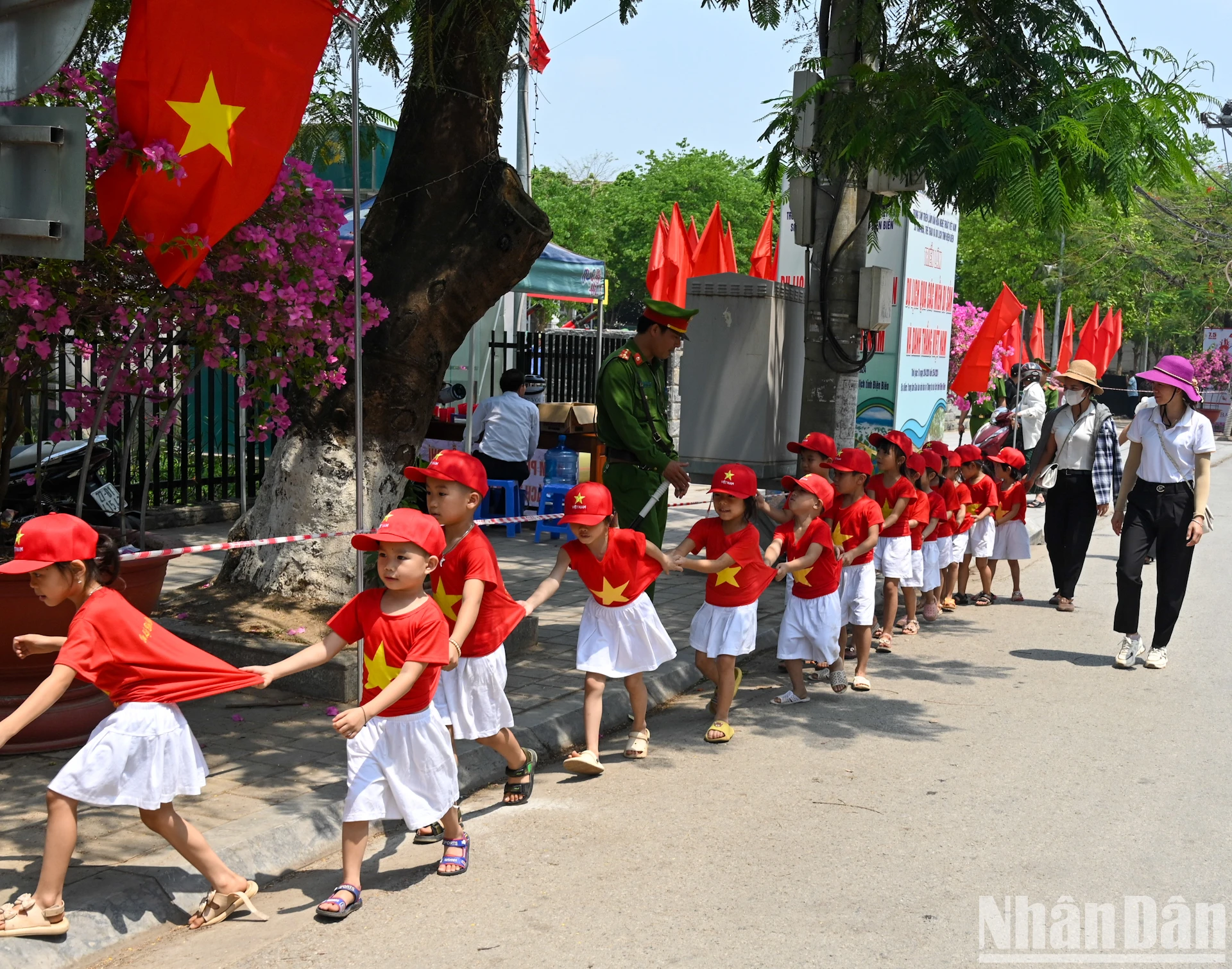 [Ảnh] Du khách nườm nượp đổ về Điện Biên dịp kỷ niệm 70 năm Chiến thắng Điện Biên Phủ ảnh 9