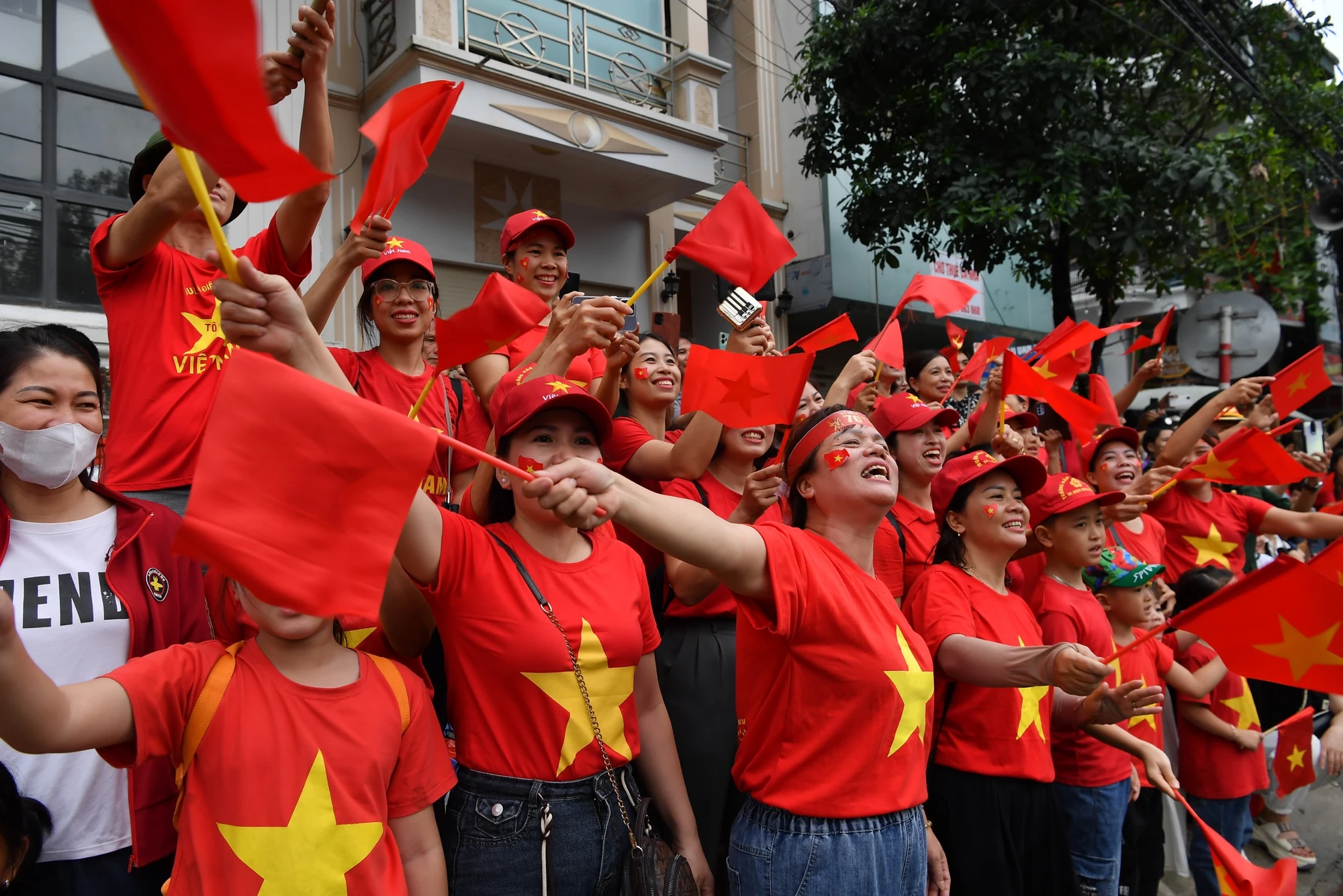 [Ảnh] Người dân hào hứng với màn diễu binh, diễu hành qua các tuyến phố Điện Biên Phủ- Ảnh 26.