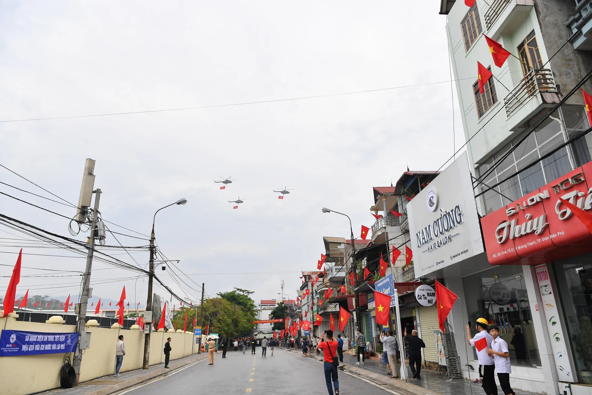 [Ảnh] Người dân hào hứng với màn diễu binh, diễu hành qua các tuyến phố Điện Biên Phủ- Ảnh 27.