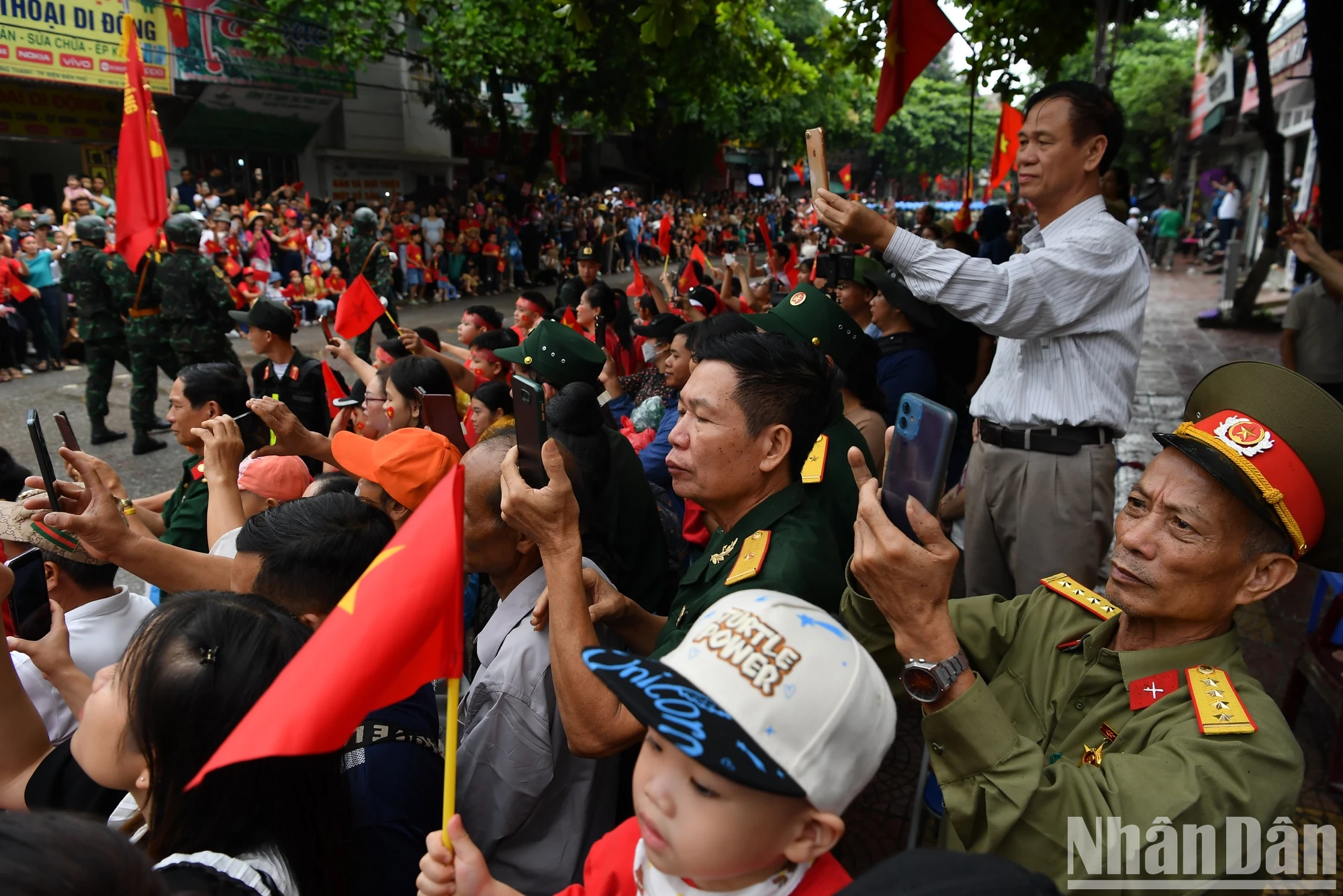 [Ảnh] Người dân hào hứng với màn diễu binh, diễu hành qua các tuyến phố Điện Biên Phủ- Ảnh 21.