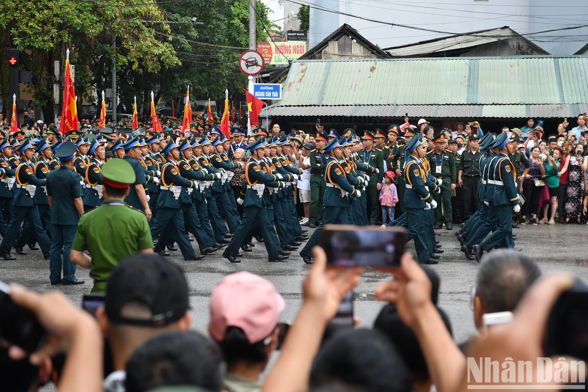 [Ảnh] Người dân hào hứng với màn diễu binh, diễu hành qua các tuyến phố Điện Biên Phủ- Ảnh 23.