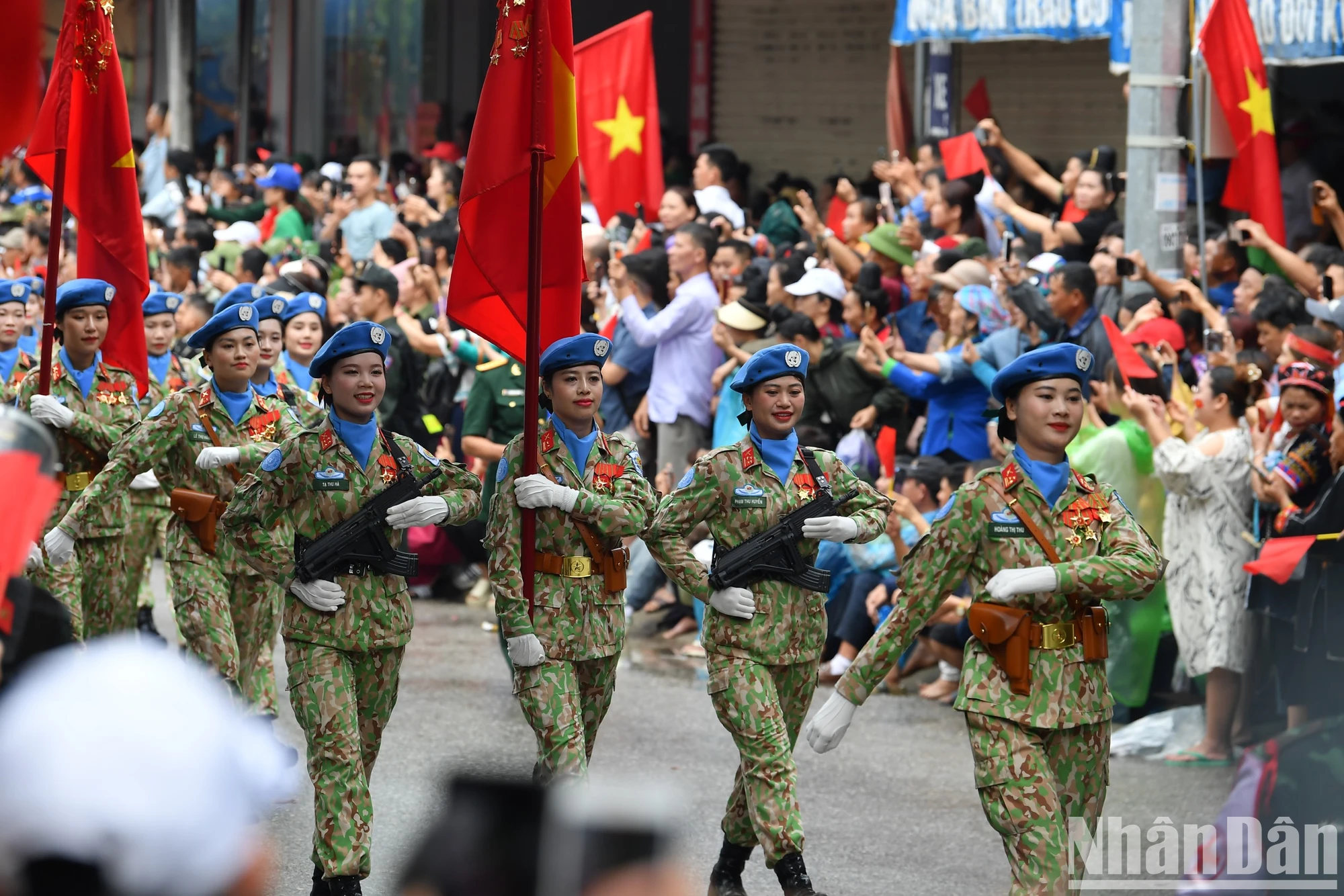 [Ảnh] Người dân hào hứng với màn diễu binh, diễu hành qua các tuyến phố Điện Biên Phủ- Ảnh 14.