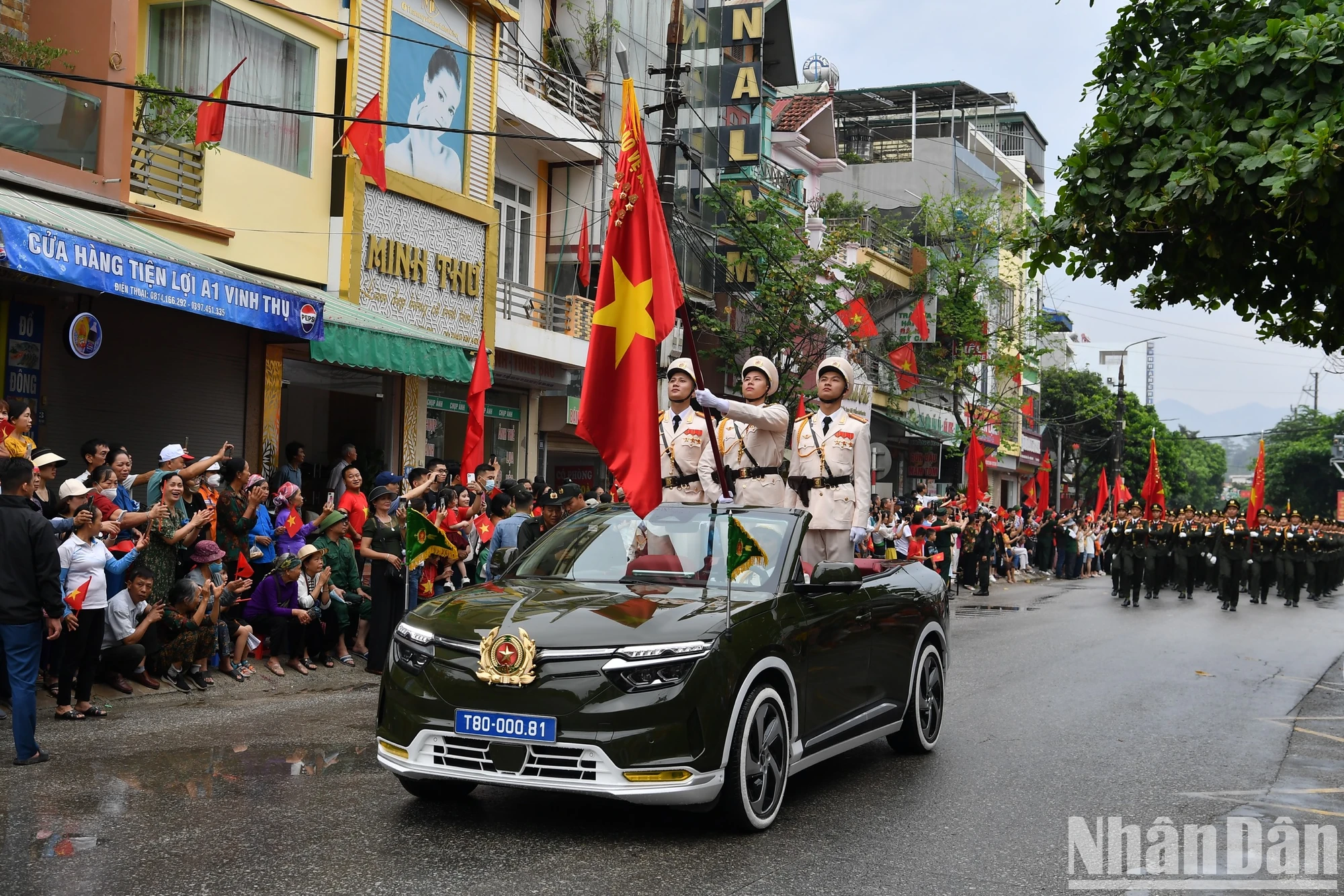 [Ảnh] Người dân hào hứng với màn diễu binh, diễu hành qua các tuyến phố Điện Biên Phủ- Ảnh 16.