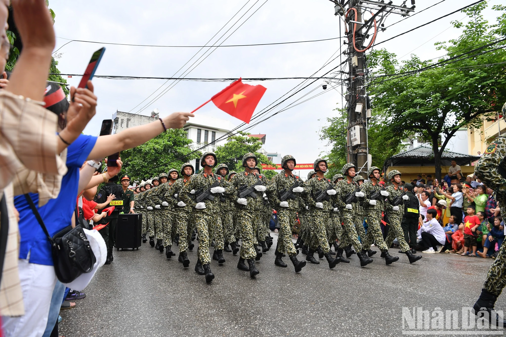 [Ảnh] Người dân hào hứng với màn diễu binh, diễu hành qua các tuyến phố Điện Biên Phủ- Ảnh 24.