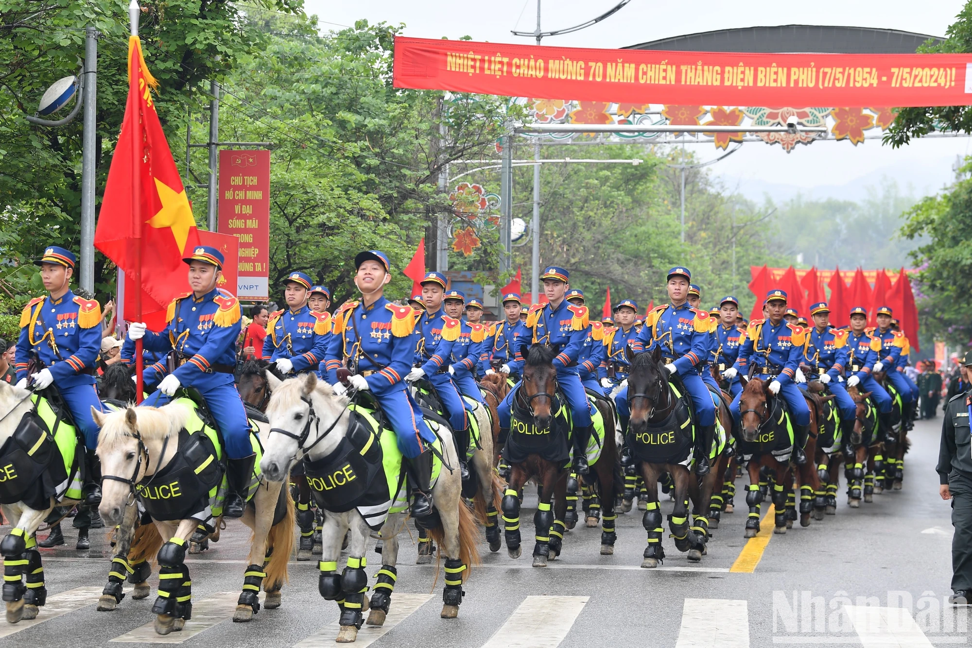 [Ảnh] Người dân hào hứng với màn diễu binh, diễu hành qua các tuyến phố Điện Biên Phủ- Ảnh 15.