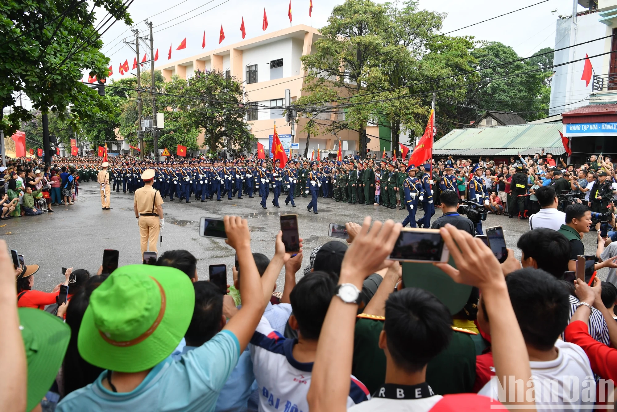 [Ảnh] Người dân hào hứng với màn diễu binh, diễu hành qua các tuyến phố Điện Biên Phủ- Ảnh 2.