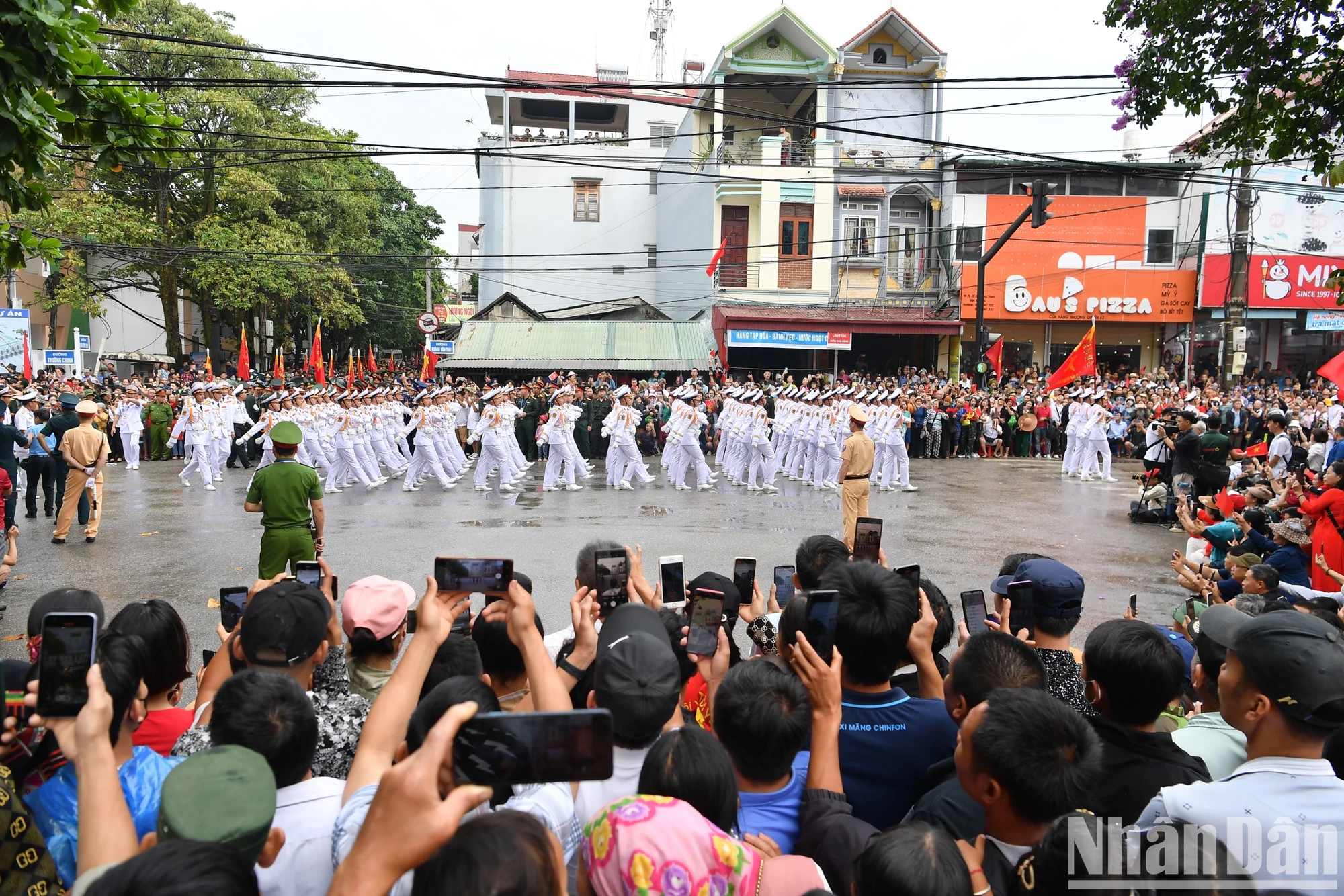 [Ảnh] Người dân hào hứng với màn diễu binh, diễu hành qua các tuyến phố Điện Biên Phủ- Ảnh 3.