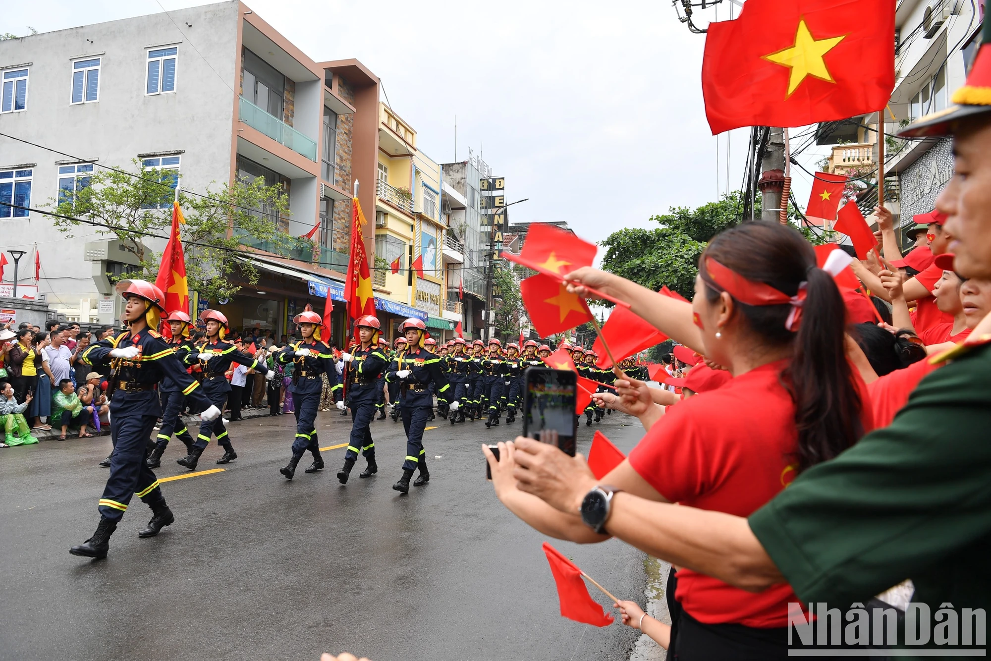 [Ảnh] Người dân hào hứng với màn diễu binh, diễu hành qua các tuyến phố Điện Biên Phủ- Ảnh 13.