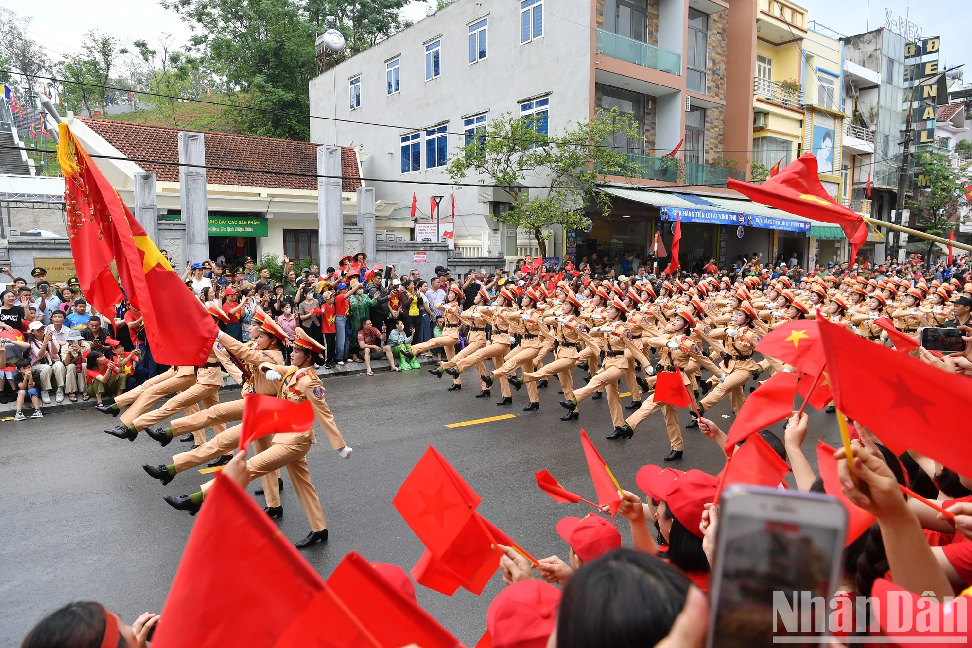 [Ảnh] Người dân hào hứng với màn diễu binh, diễu hành qua các tuyến phố Điện Biên Phủ- Ảnh 19.