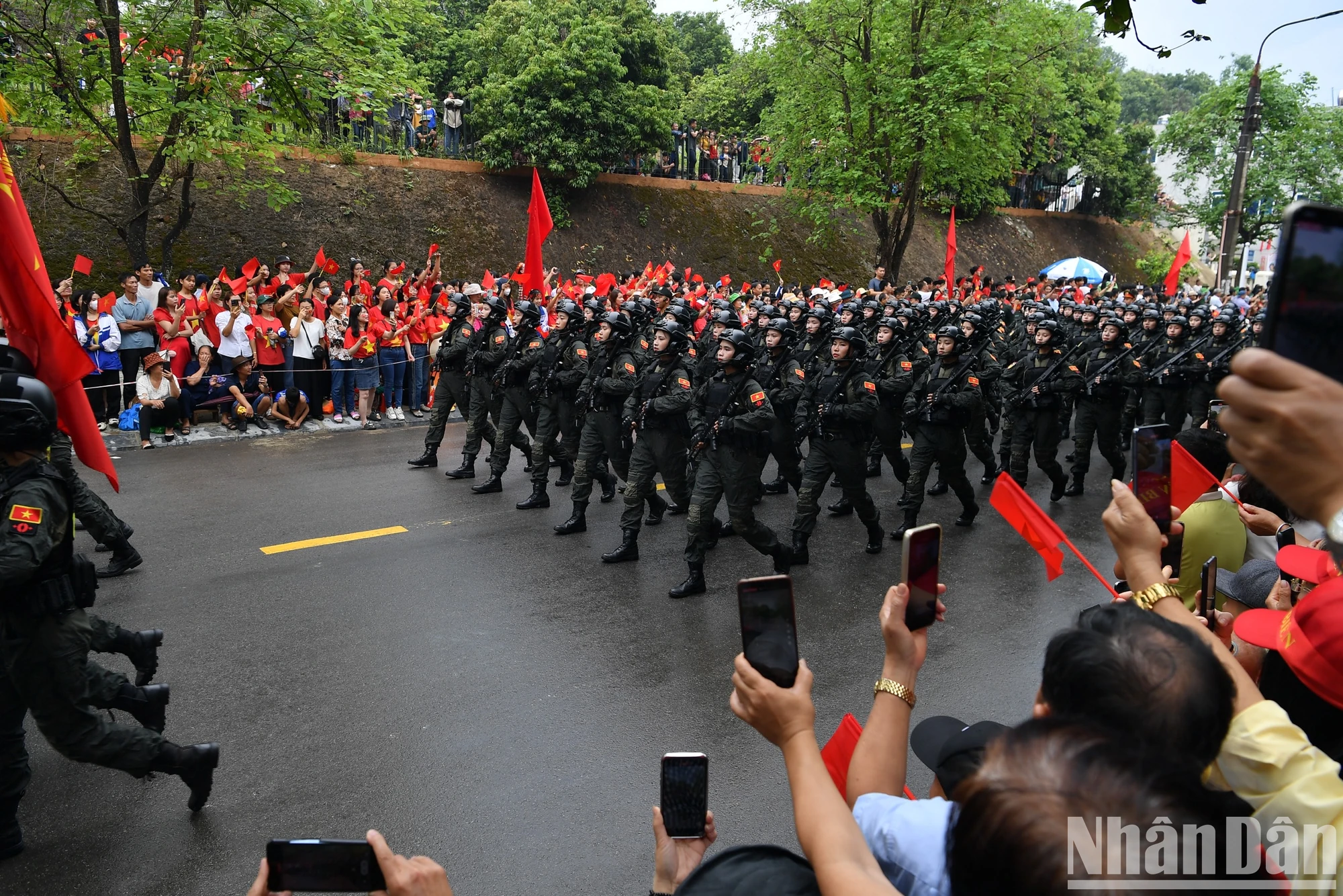 [Ảnh] Người dân hào hứng với màn diễu binh, diễu hành qua các tuyến phố Điện Biên Phủ- Ảnh 20.