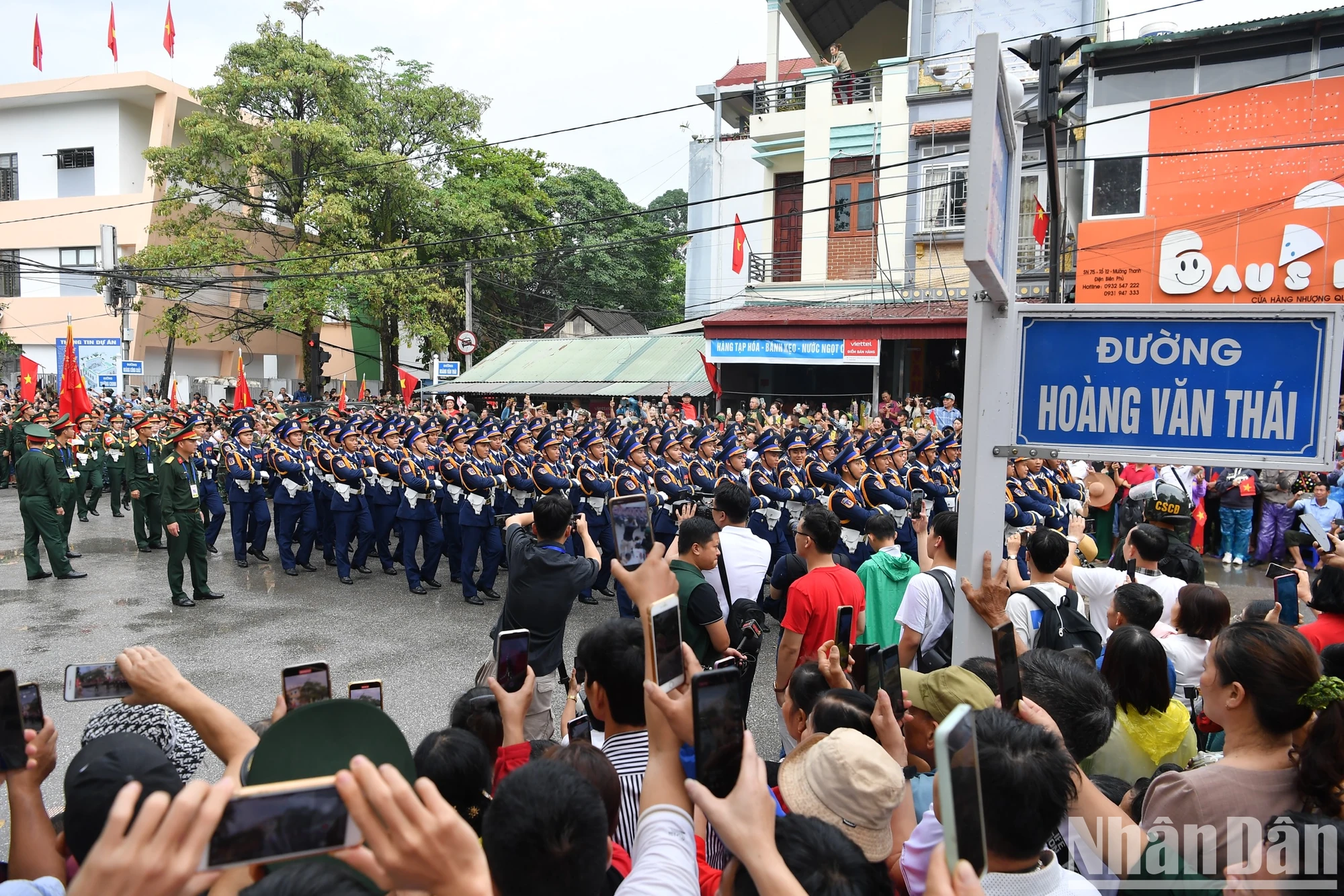 [Ảnh] Người dân hào hứng với màn diễu binh, diễu hành qua các tuyến phố Điện Biên Phủ- Ảnh 1.