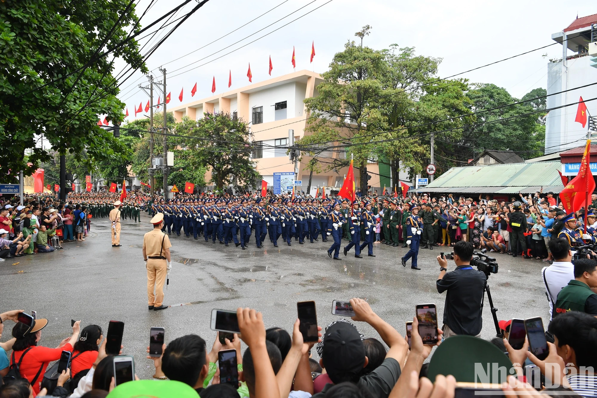 [Ảnh] Người dân hào hứng với màn diễu binh, diễu hành qua các tuyến phố Điện Biên Phủ- Ảnh 4.