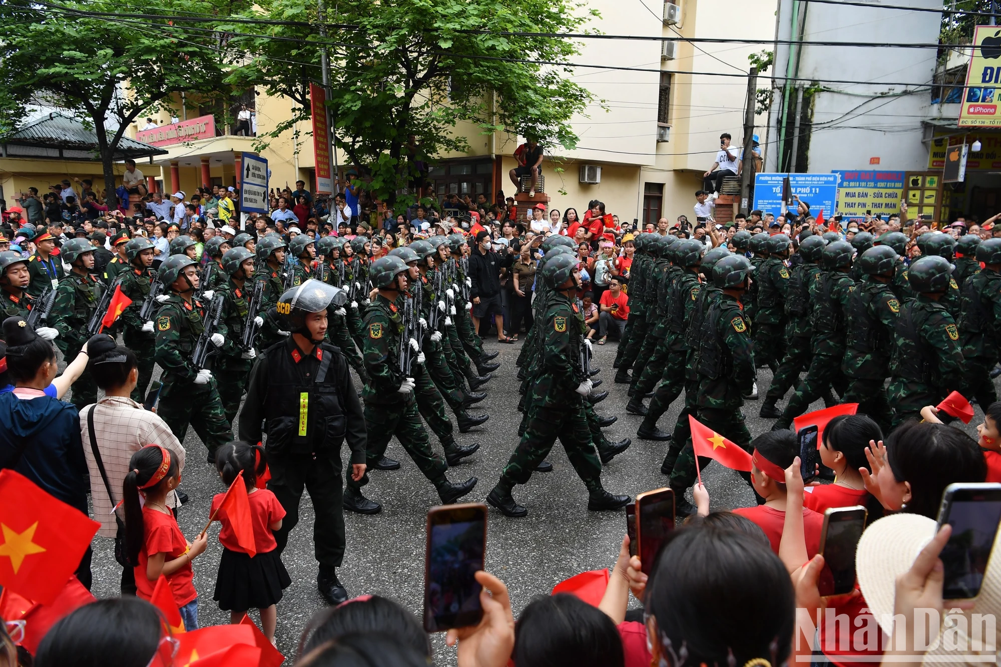 [Ảnh] Người dân hào hứng với màn diễu binh, diễu hành qua các tuyến phố Điện Biên Phủ- Ảnh 22.