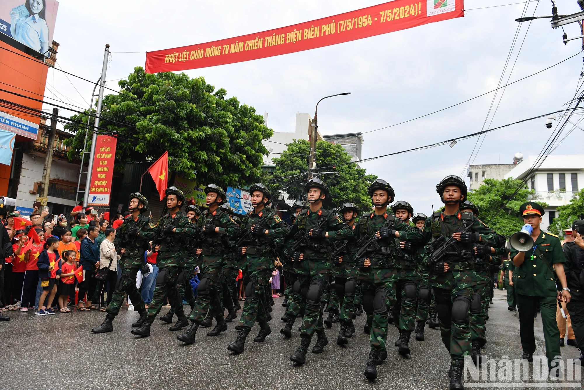 [Ảnh] Người dân hào hứng với màn diễu binh, diễu hành qua các tuyến phố Điện Biên Phủ- Ảnh 5.