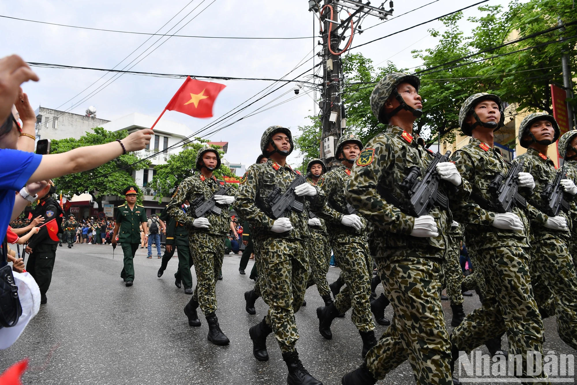 [Ảnh] Người dân hào hứng với màn diễu binh, diễu hành qua các tuyến phố Điện Biên Phủ- Ảnh 6.