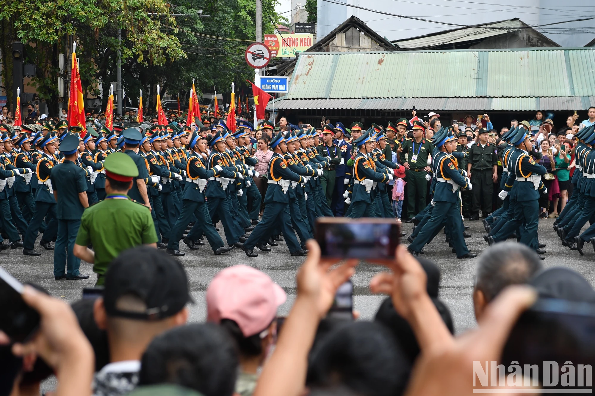 [Ảnh] Người dân hào hứng với màn diễu binh, diễu hành qua các tuyến phố Điện Biên Phủ- Ảnh 8.