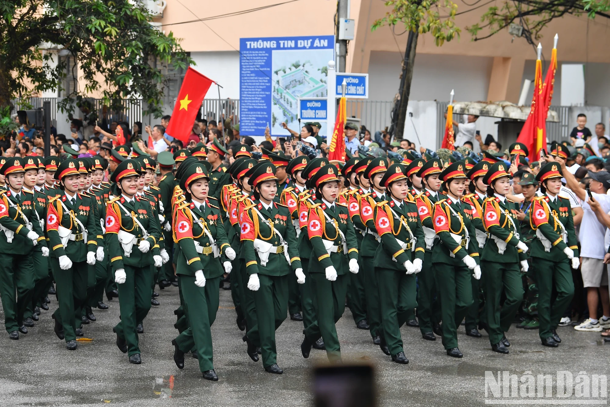 [Ảnh] Người dân hào hứng với màn diễu binh, diễu hành qua các tuyến phố Điện Biên Phủ- Ảnh 7.