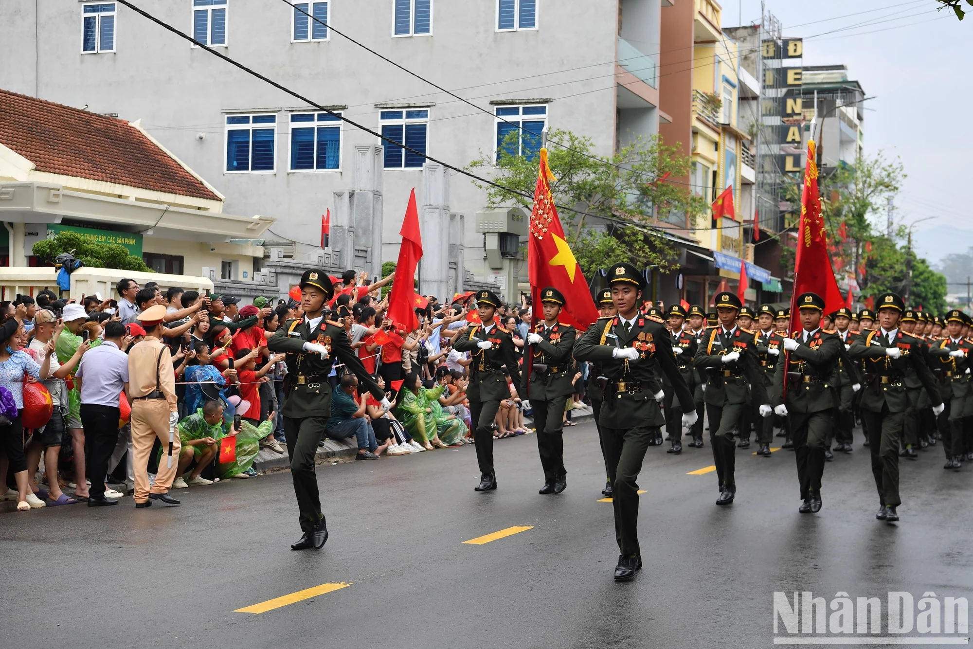 [Ảnh] Người dân hào hứng với màn diễu binh, diễu hành qua các tuyến phố Điện Biên Phủ- Ảnh 18.