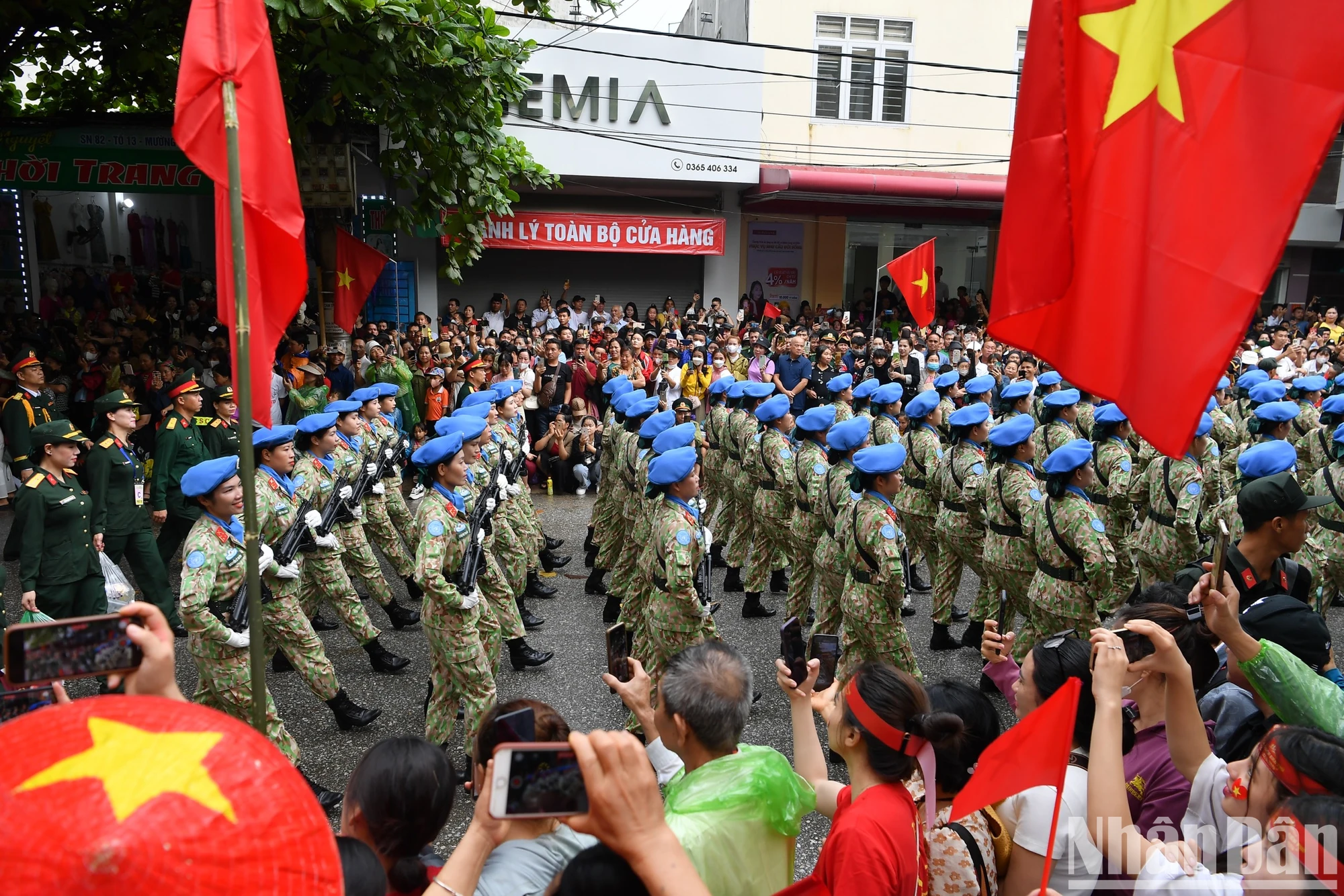 [Ảnh] Người dân hào hứng với màn diễu binh, diễu hành qua các tuyến phố Điện Biên Phủ- Ảnh 9.