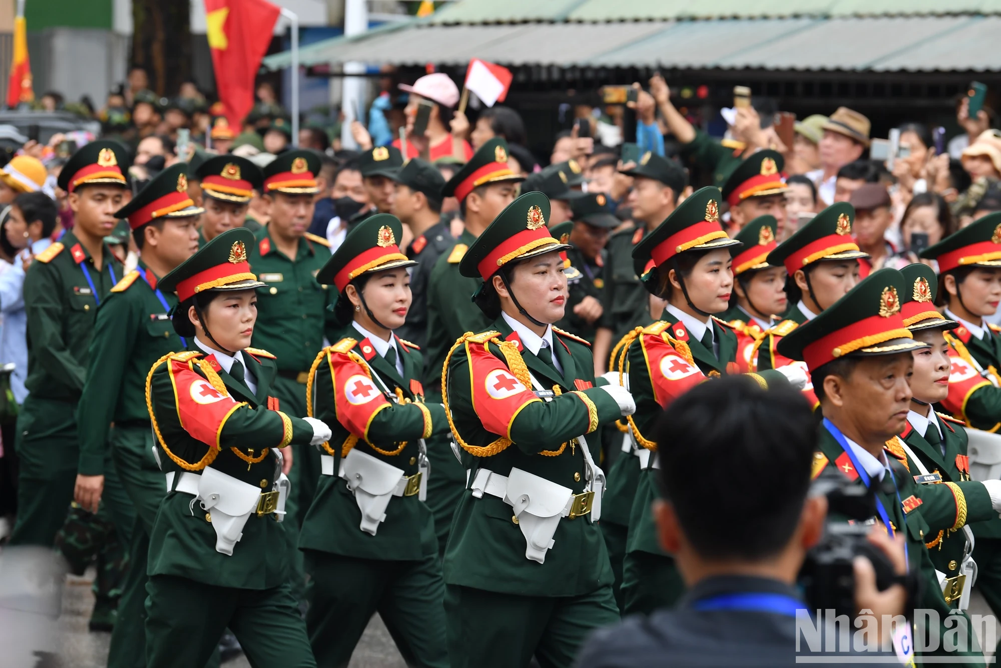 [Ảnh] Người dân hào hứng với màn diễu binh, diễu hành qua các tuyến phố Điện Biên Phủ- Ảnh 11.