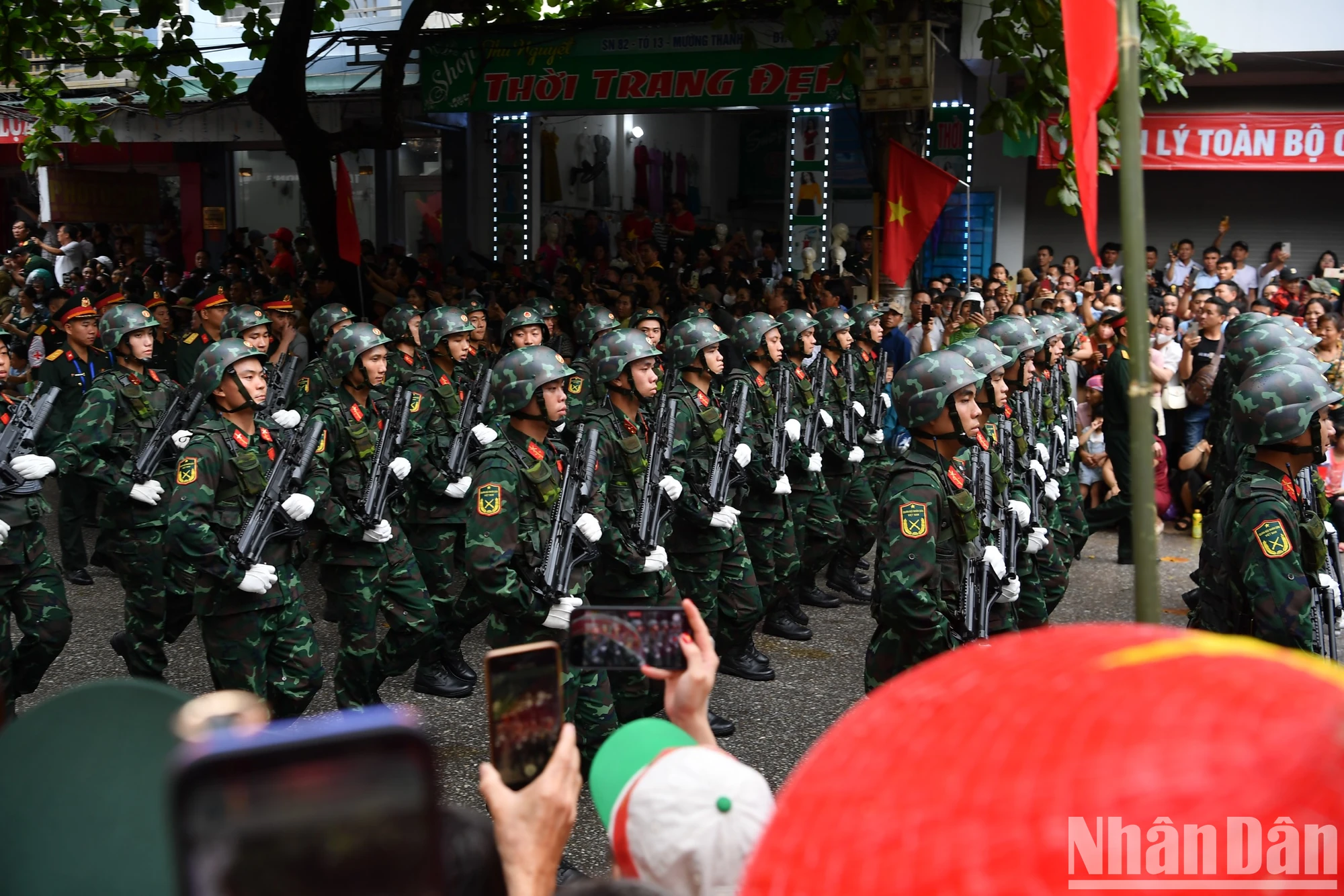 [Ảnh] Người dân hào hứng với màn diễu binh, diễu hành qua các tuyến phố Điện Biên Phủ- Ảnh 10.