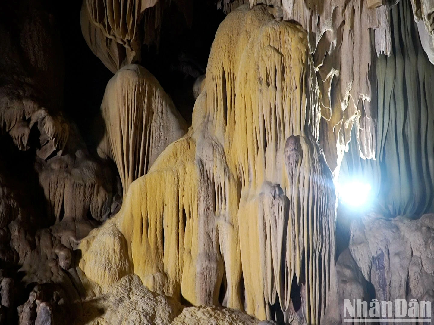 Phát hiện hang động Vân Tiên đẹp mê hồn ở miền núi Quảng Trị ảnh 3