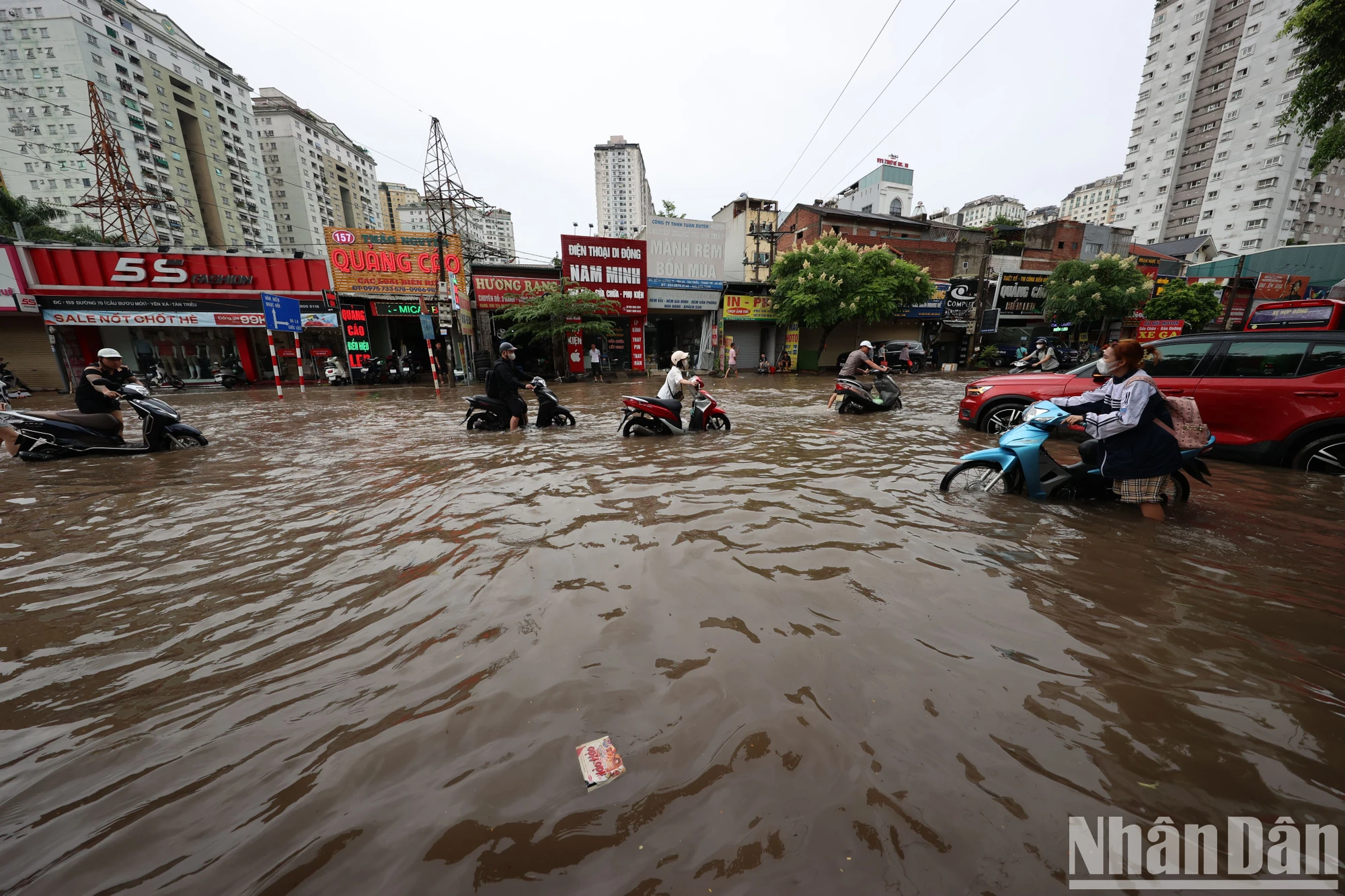 [Ảnh] Nhiều tuyến phố, khu dân cư ở Hà Nội ngập sâu do mưa kéo dài ảnh 1