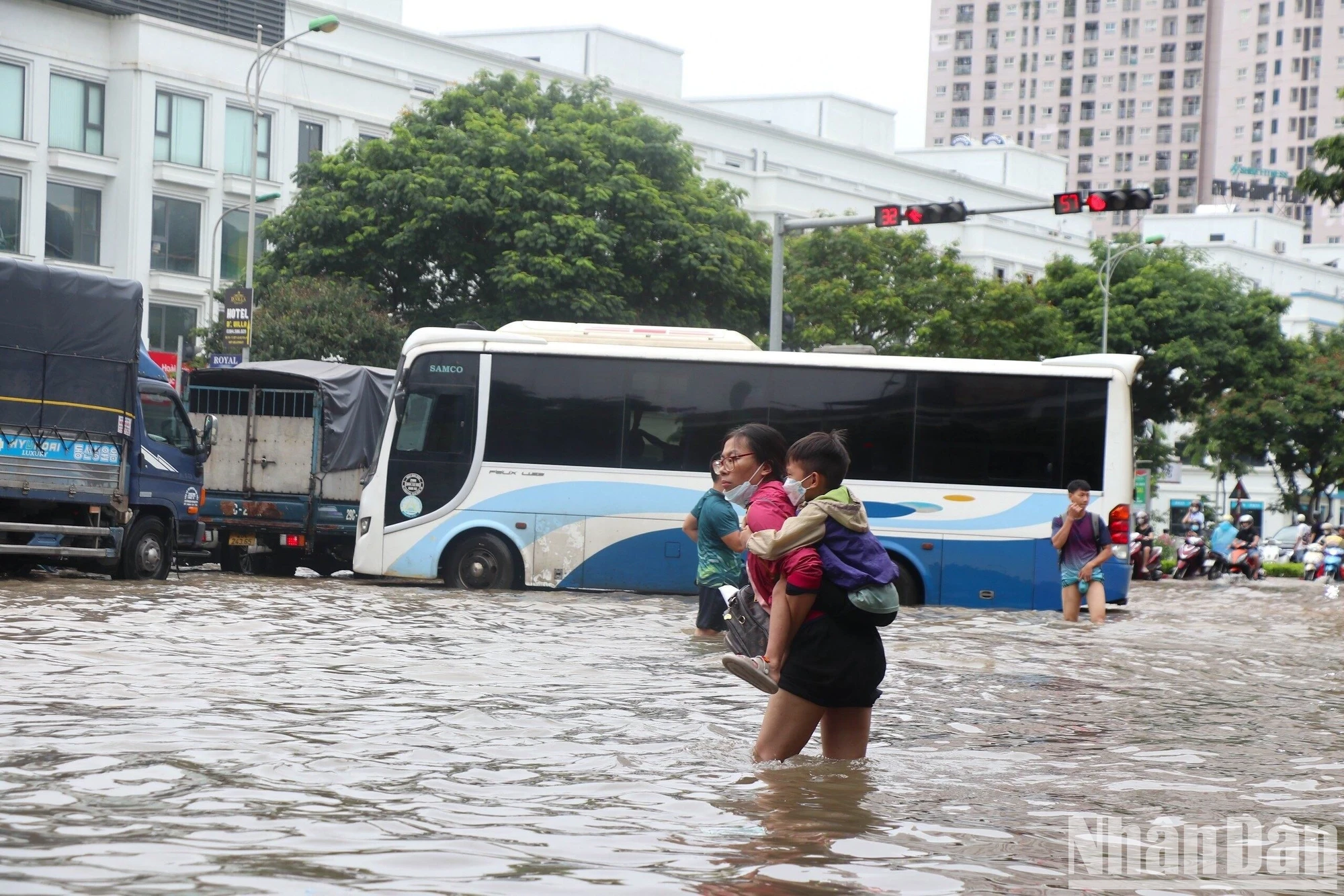 [Ảnh] Nhiều tuyến phố, khu dân cư ở Hà Nội ngập sâu do mưa kéo dài ảnh 11