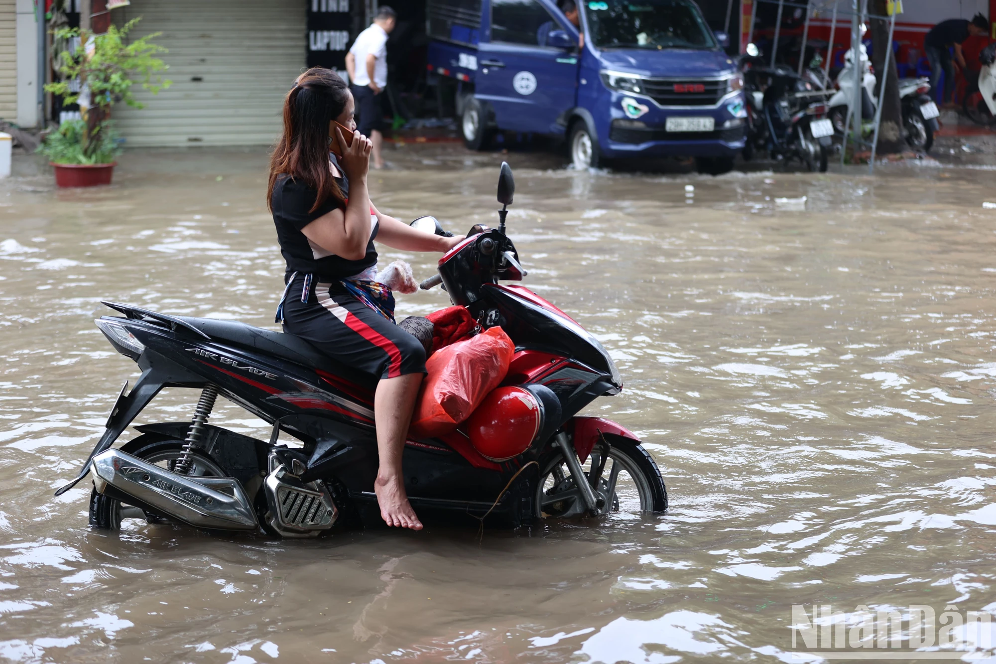 [Ảnh] Nhiều tuyến phố, khu dân cư ở Hà Nội ngập sâu do mưa kéo dài ảnh 2