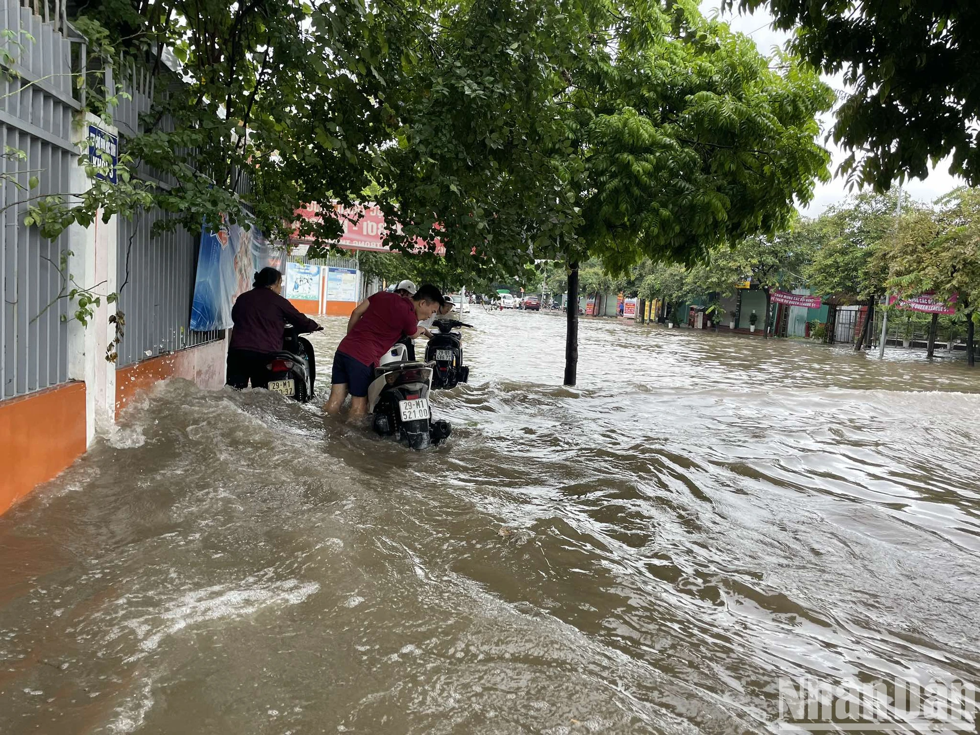 [Ảnh] Nhiều tuyến phố, khu dân cư ở Hà Nội ngập sâu do mưa kéo dài ảnh 8