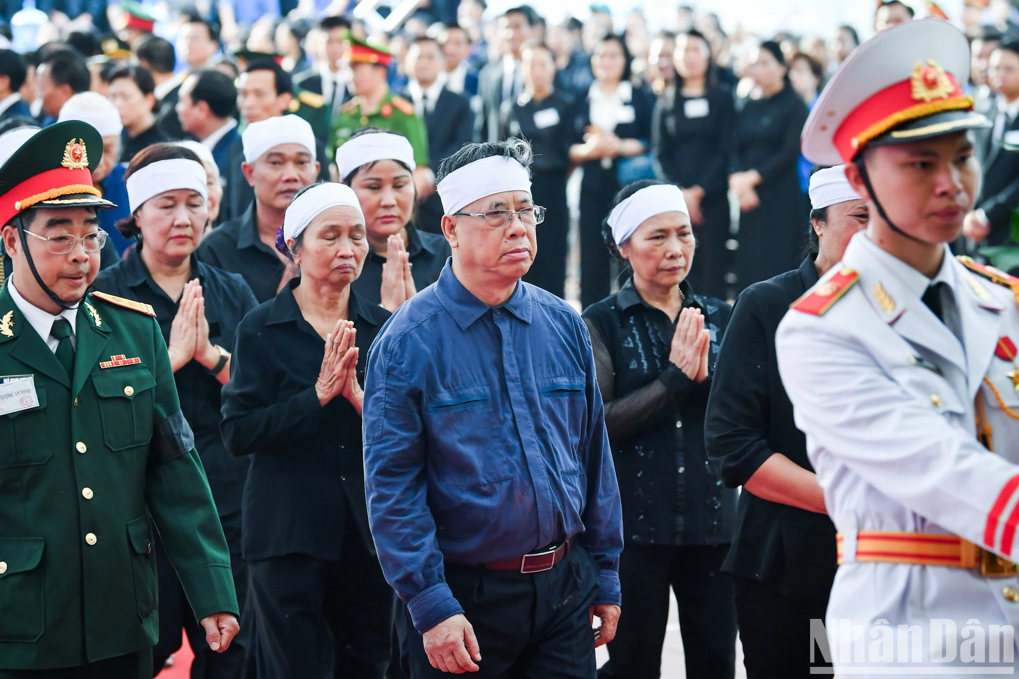[Ảnh] Nhân dân xếp hàng dài viếng Tổng Bí thư Nguyễn Phú Trọng ở quê hương Lại Đà ảnh 10
