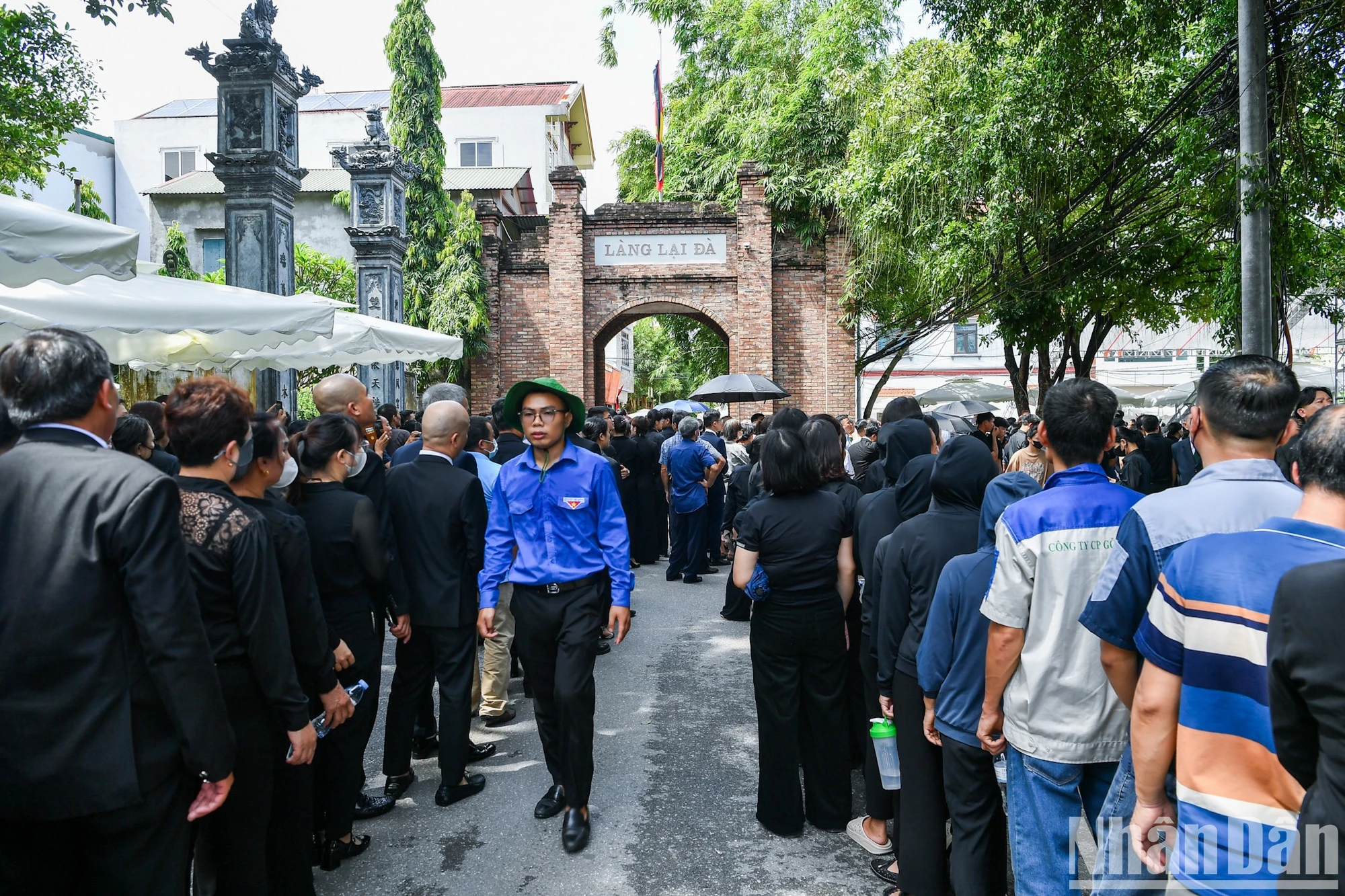 [Ảnh] Nhân dân xếp hàng dài viếng Tổng Bí thư Nguyễn Phú Trọng ở quê hương Lại Đà ảnh 1