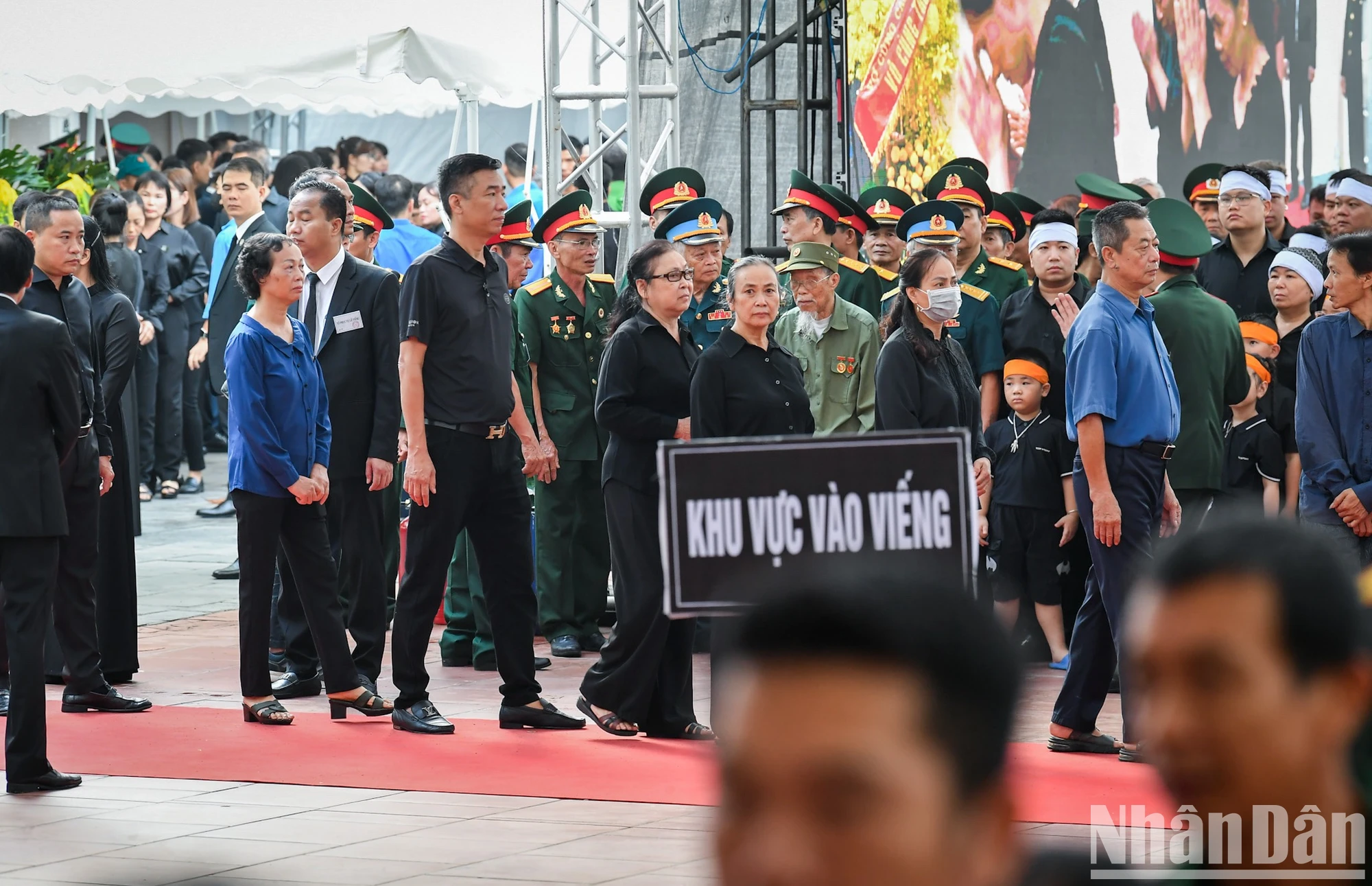[Ảnh] Nhân dân xếp hàng dài viếng Tổng Bí thư Nguyễn Phú Trọng ở quê hương Lại Đà ảnh 6