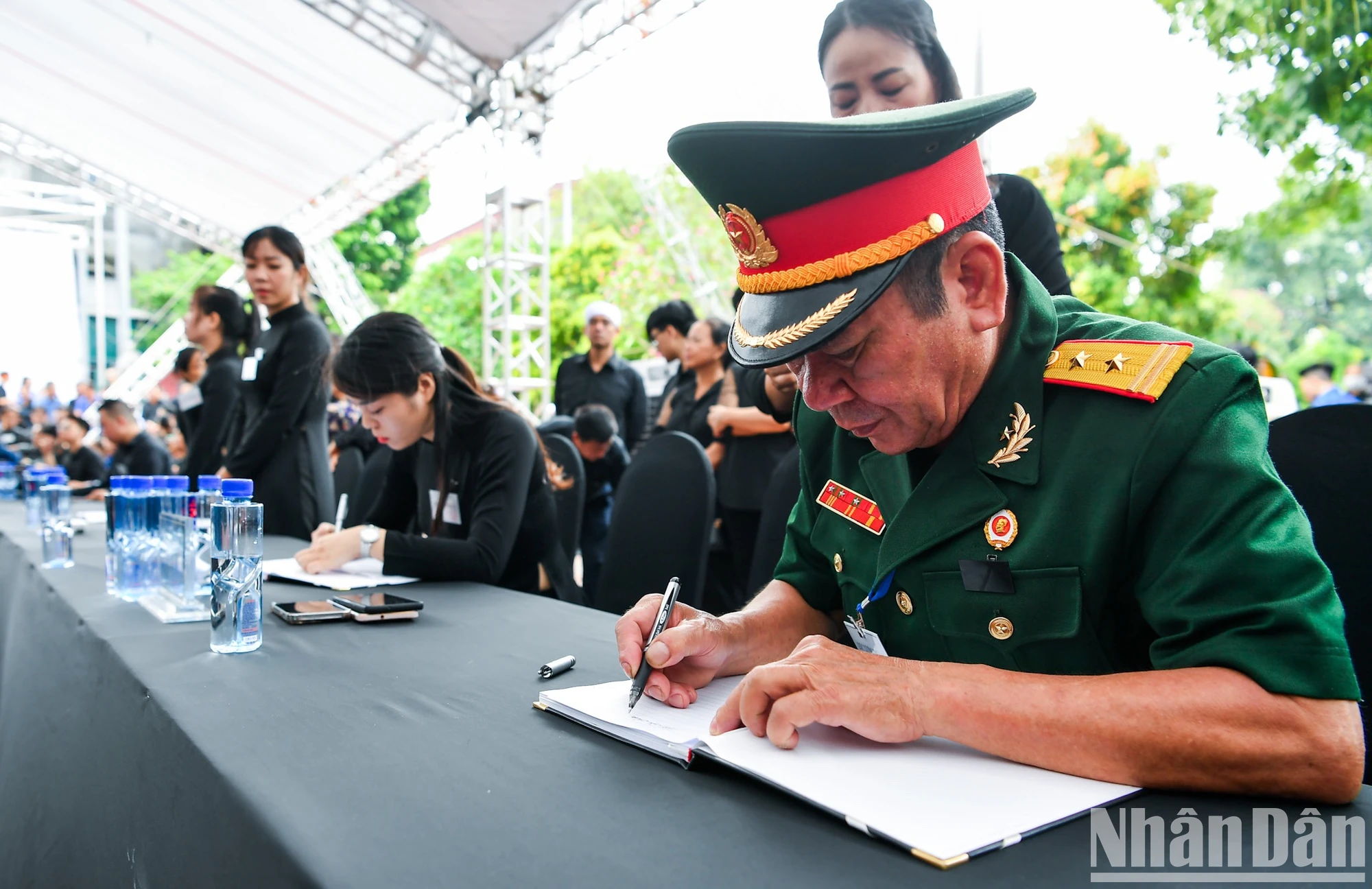 [Ảnh] Nhân dân xếp hàng dài viếng Tổng Bí thư Nguyễn Phú Trọng ở quê hương Lại Đà ảnh 15