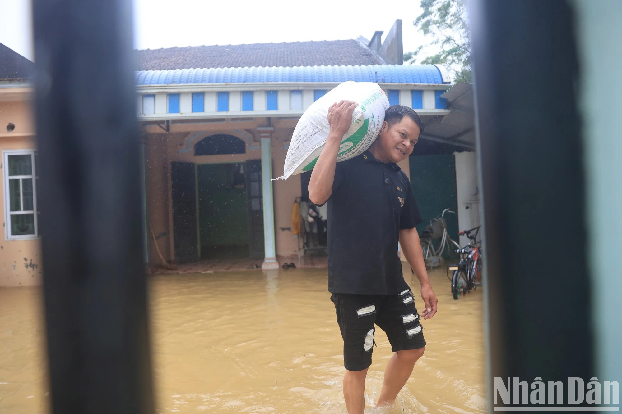 [Ảnh] Hà Nội: Nước sông Bùi tràn qua đê, nhiều xã ở huyện Chương Mỹ ngập trắng ảnh 5