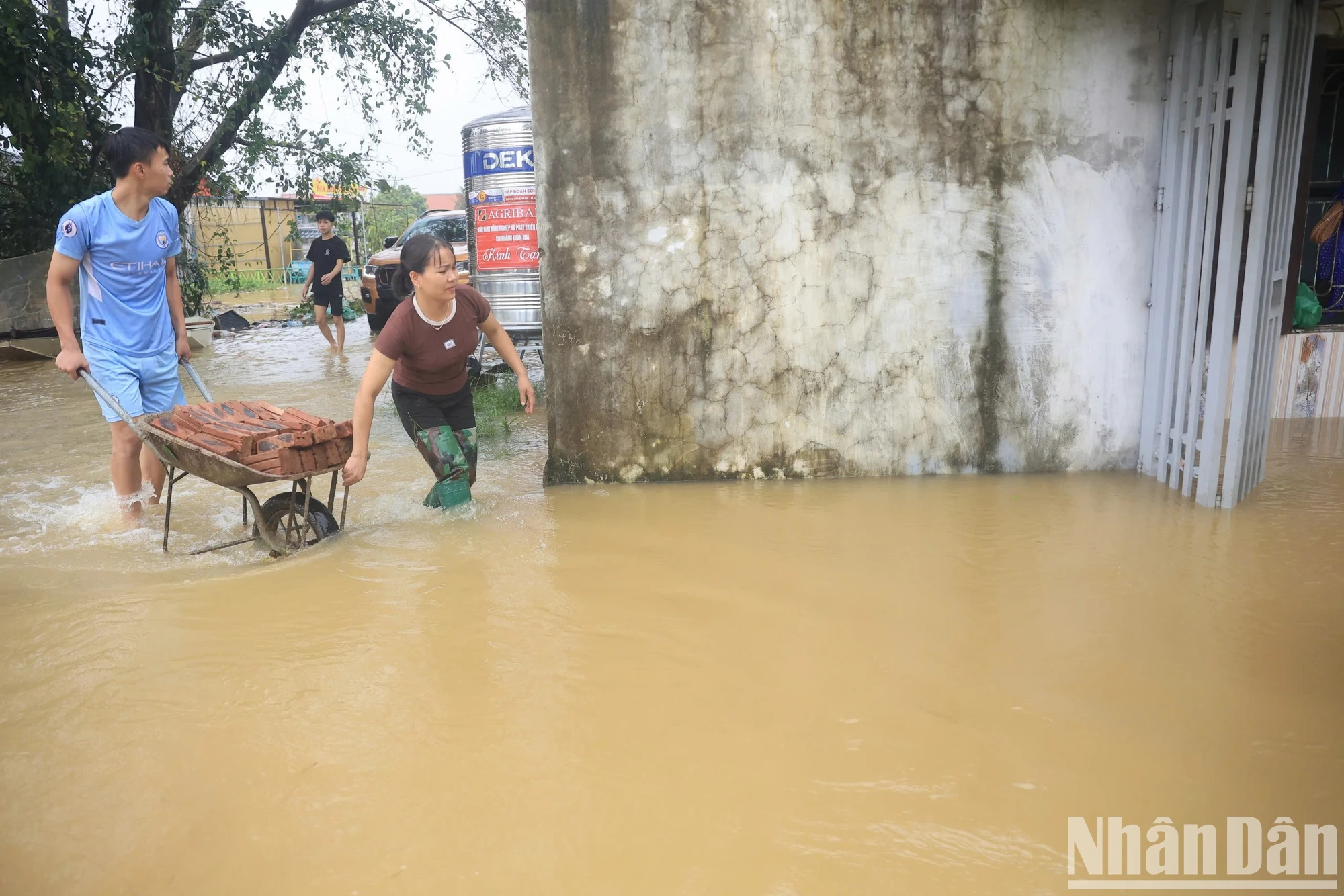 [Ảnh] Hà Nội: Nước sông Bùi tràn qua đê, nhiều xã ở huyện Chương Mỹ ngập trắng ảnh 8