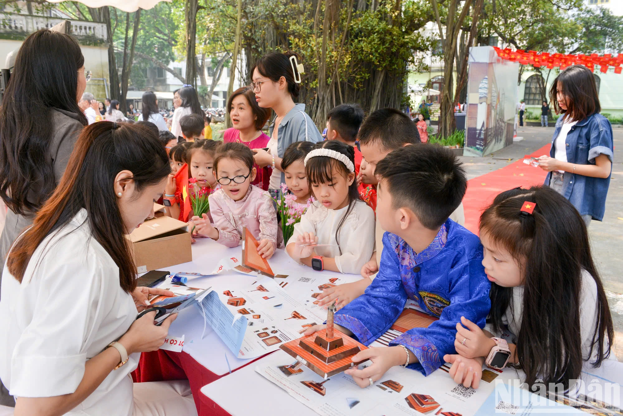 [Ảnh] Hàng nghìn người tham quan Triển lãm tương tác Cột cờ Hà Nội ảnh 3