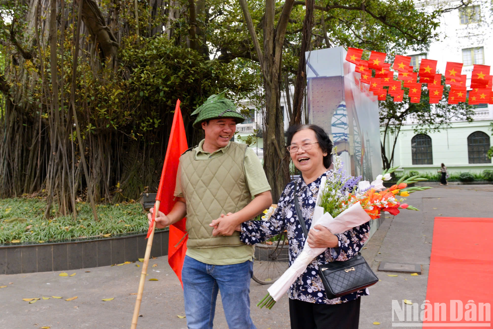 [Ảnh] Hàng nghìn người tham quan Triển lãm tương tác Cột cờ Hà Nội ảnh 18