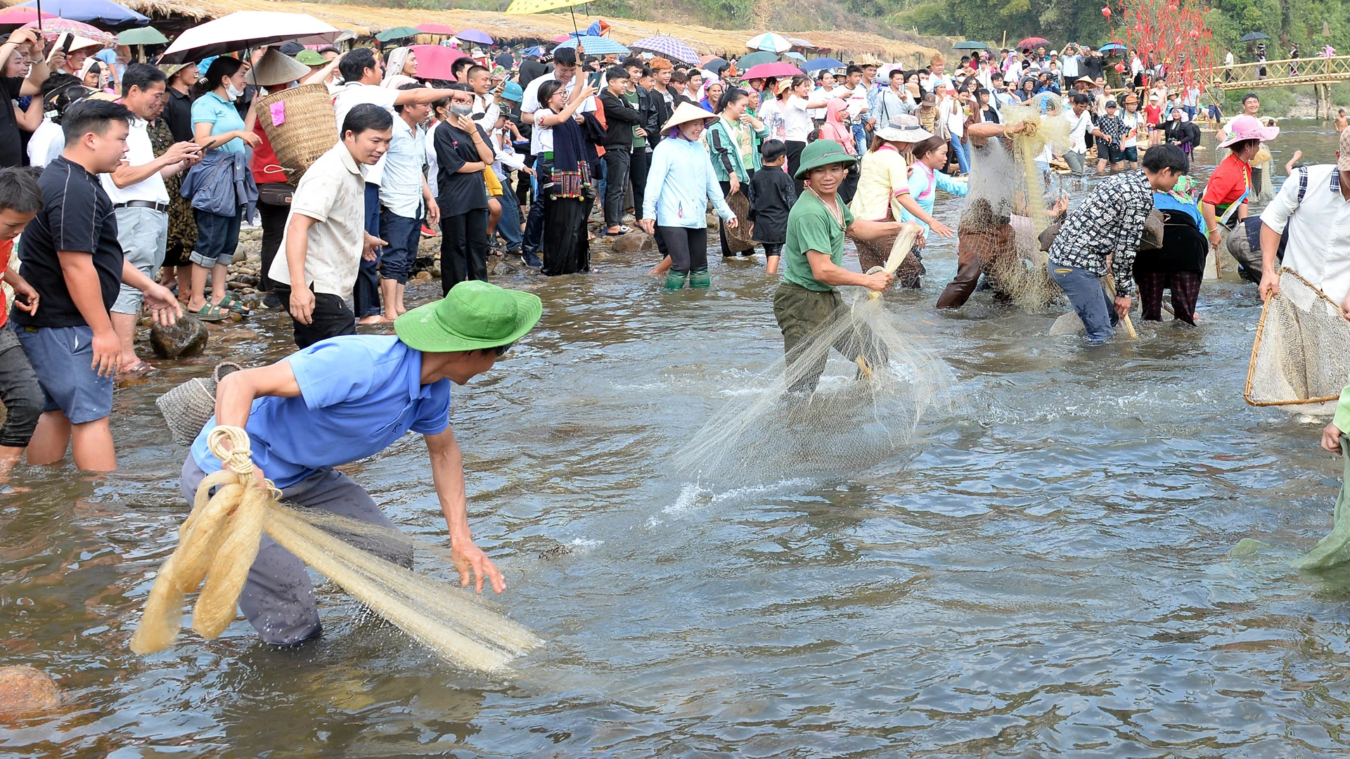 [Ảnh] Bun Vốc Nặm-Lễ hội té nước của người Lào ở Lai Châu ảnh 11