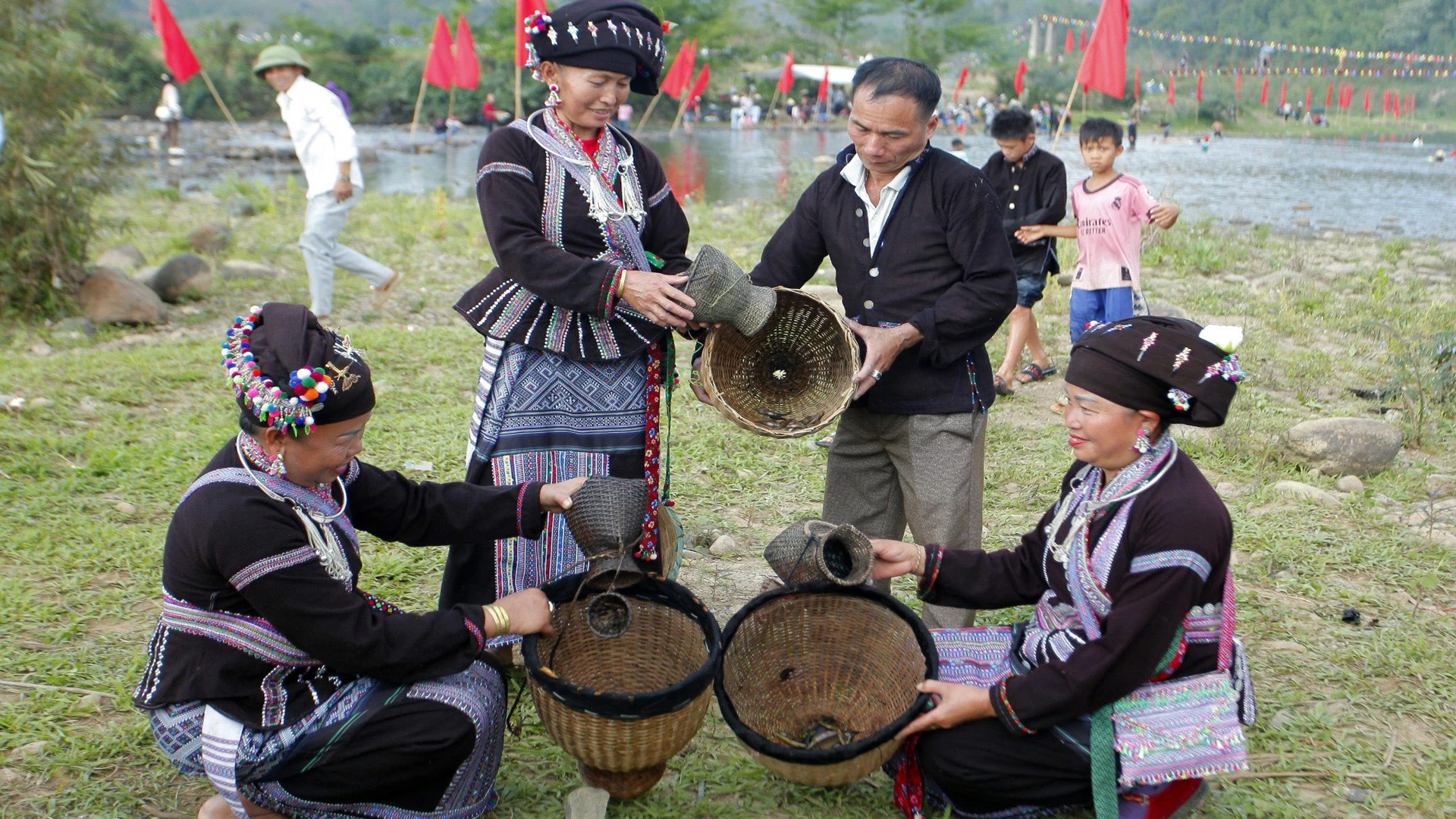[Ảnh] Bun Vốc Nặm-Lễ hội té nước của người Lào ở Lai Châu ảnh 13